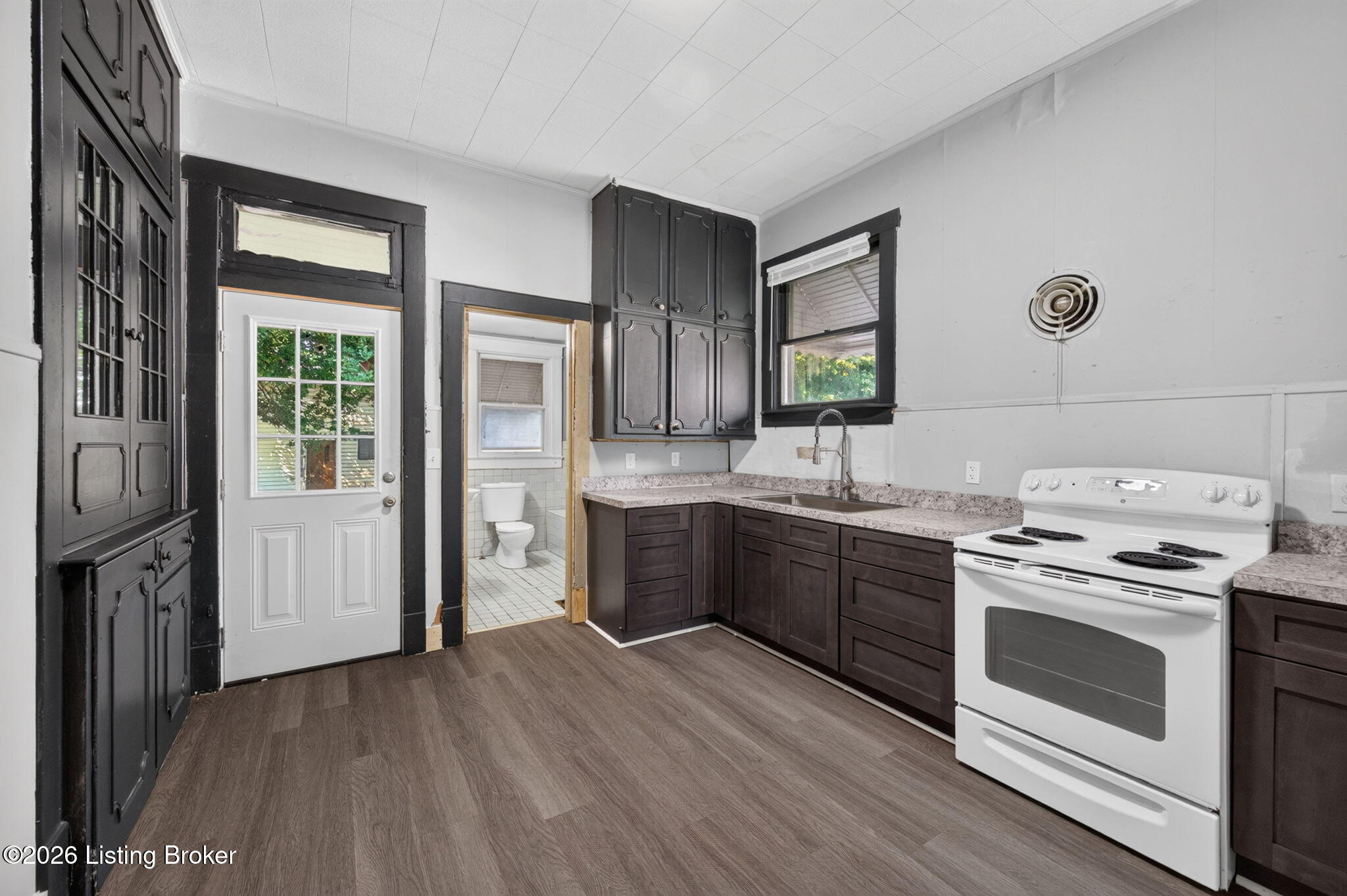 1112 Milton St Property Photo 11