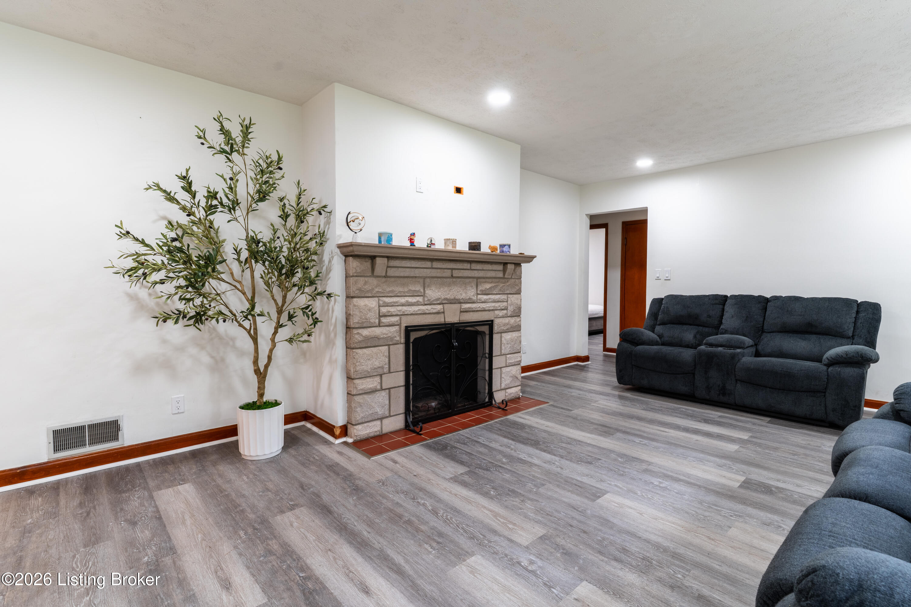 2204 Garrs Ln Property Photo 5