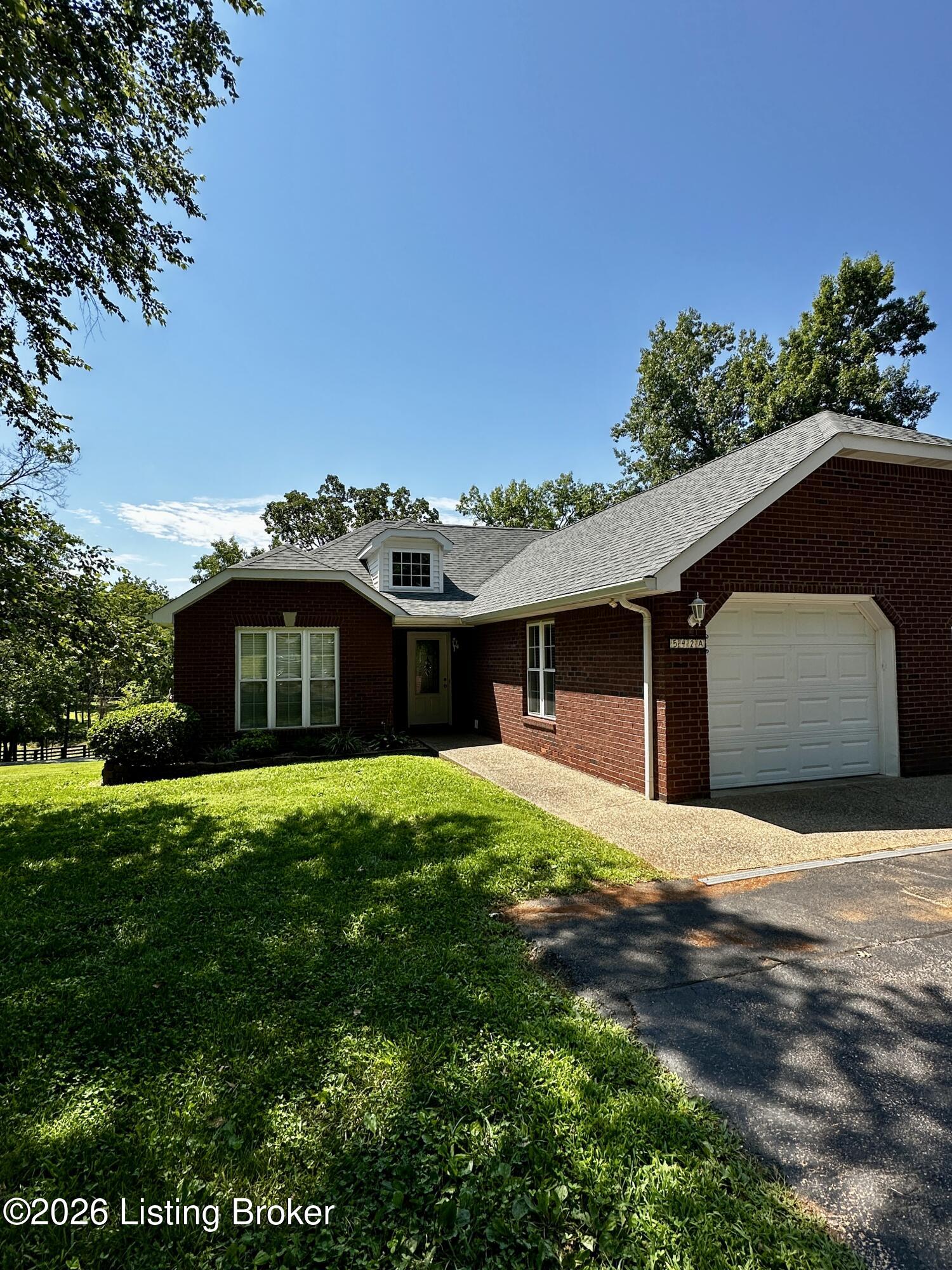 542a Hillcrest Dr Property Photo 2
