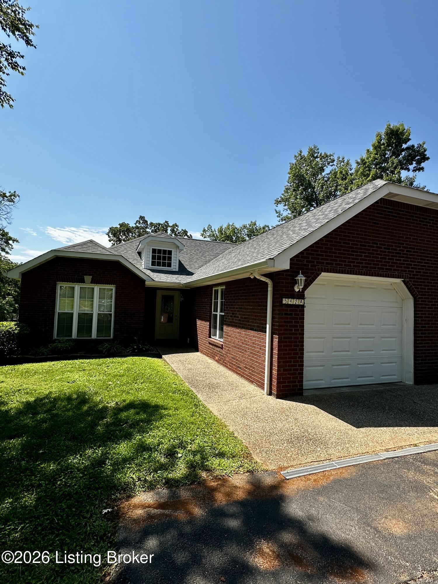 542a Hillcrest Dr Property Photo 3