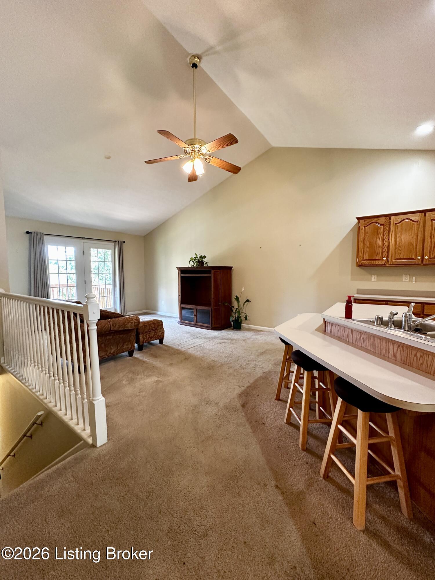 542a Hillcrest Dr Property Photo 8