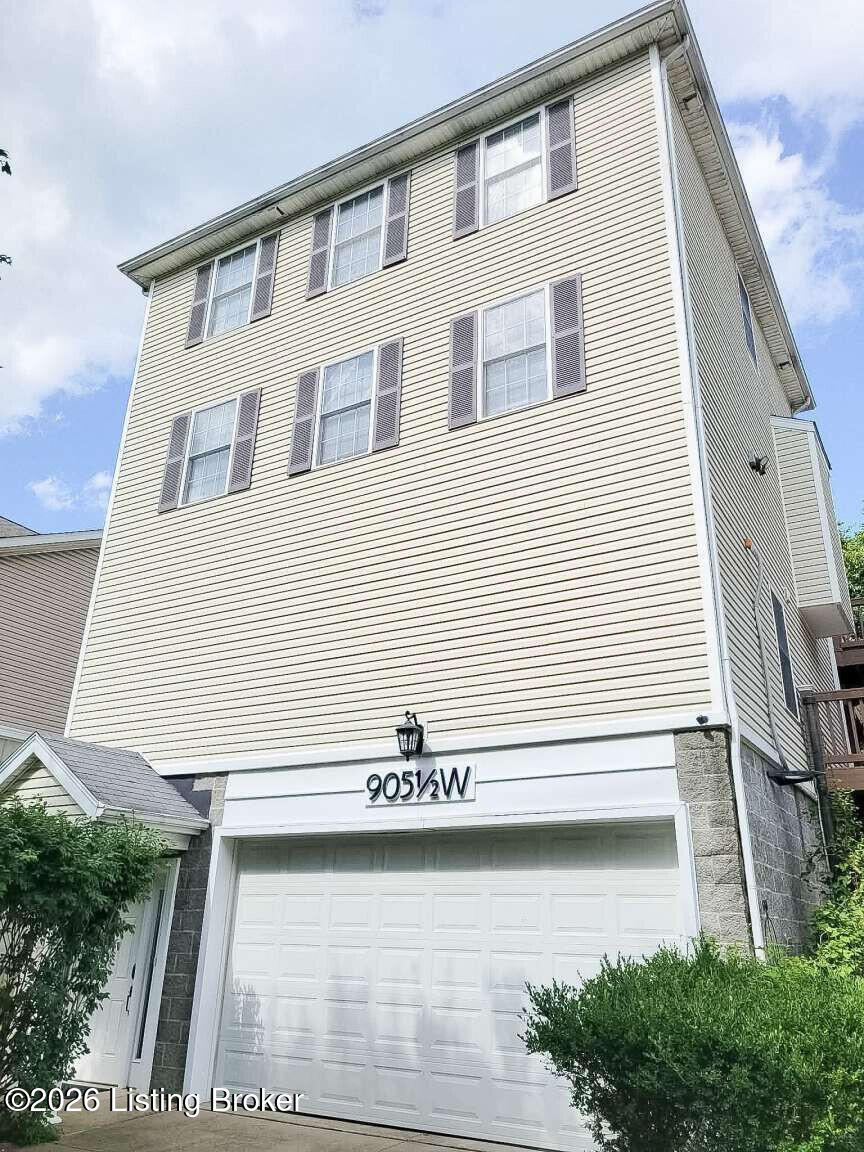 905 1/2 W Riverside Dr Property Photo 1