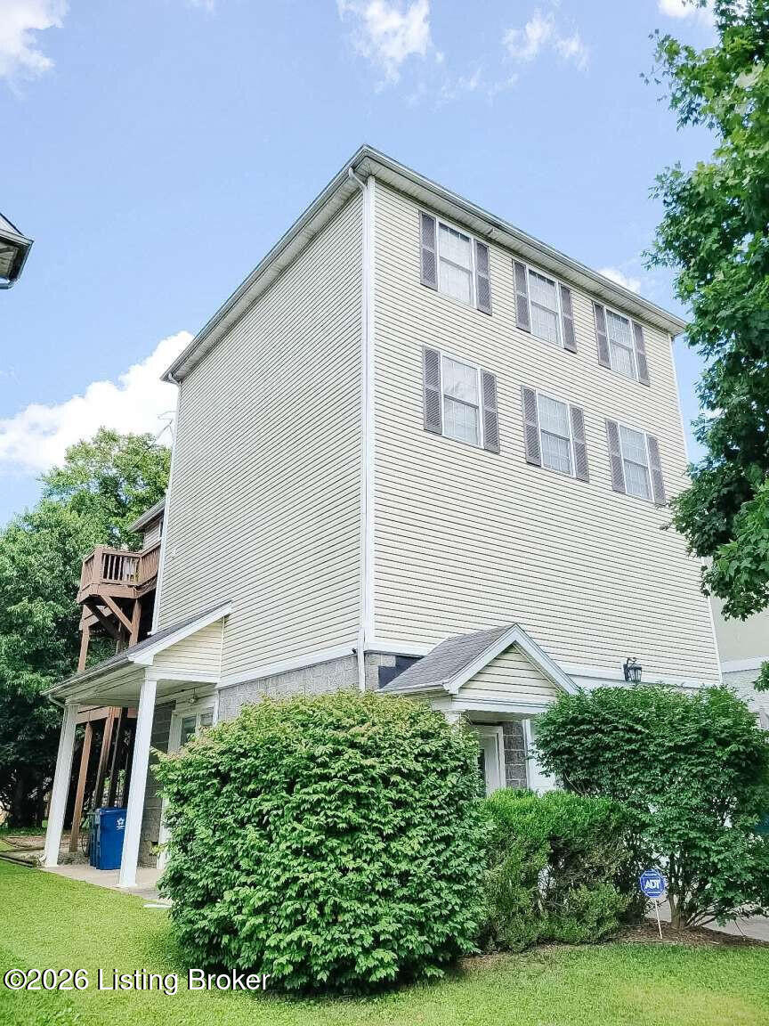 905 1/2 W Riverside Dr Property Photo 2
