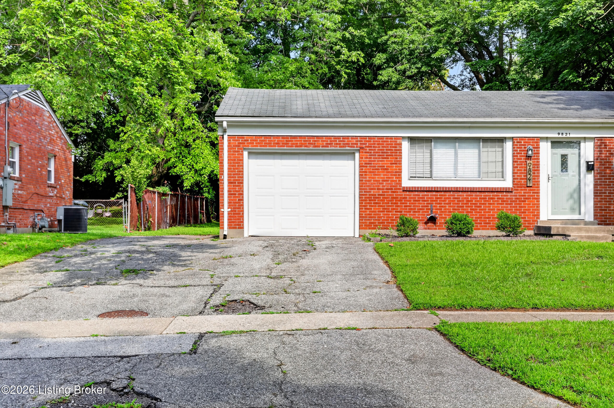 9821 East Ave Property Photo 4