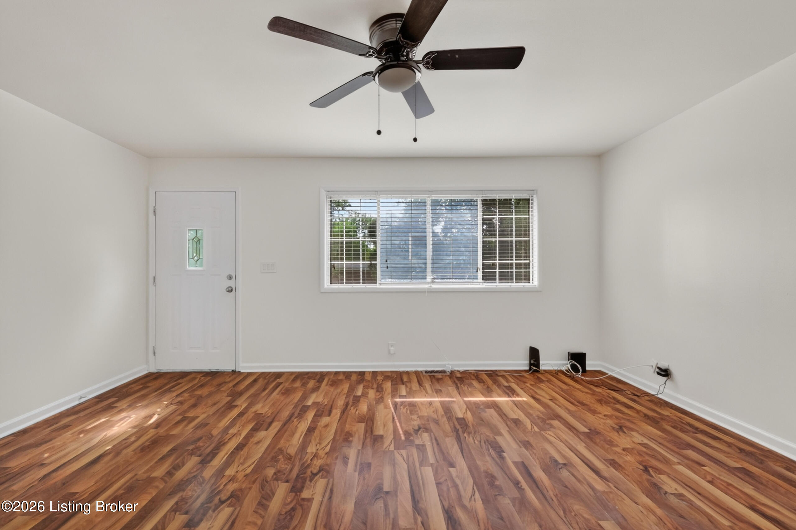 9821 East Ave Property Photo 5