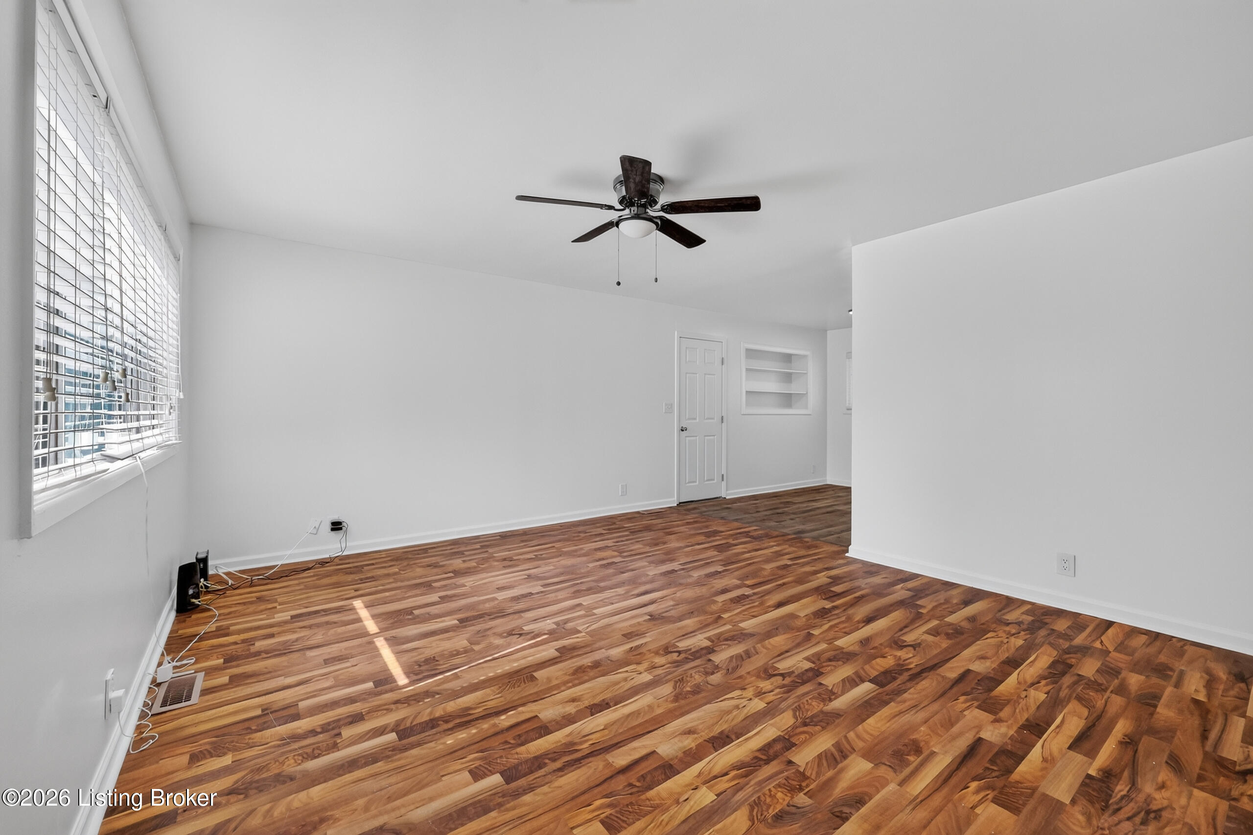 9821 East Ave Property Photo 7