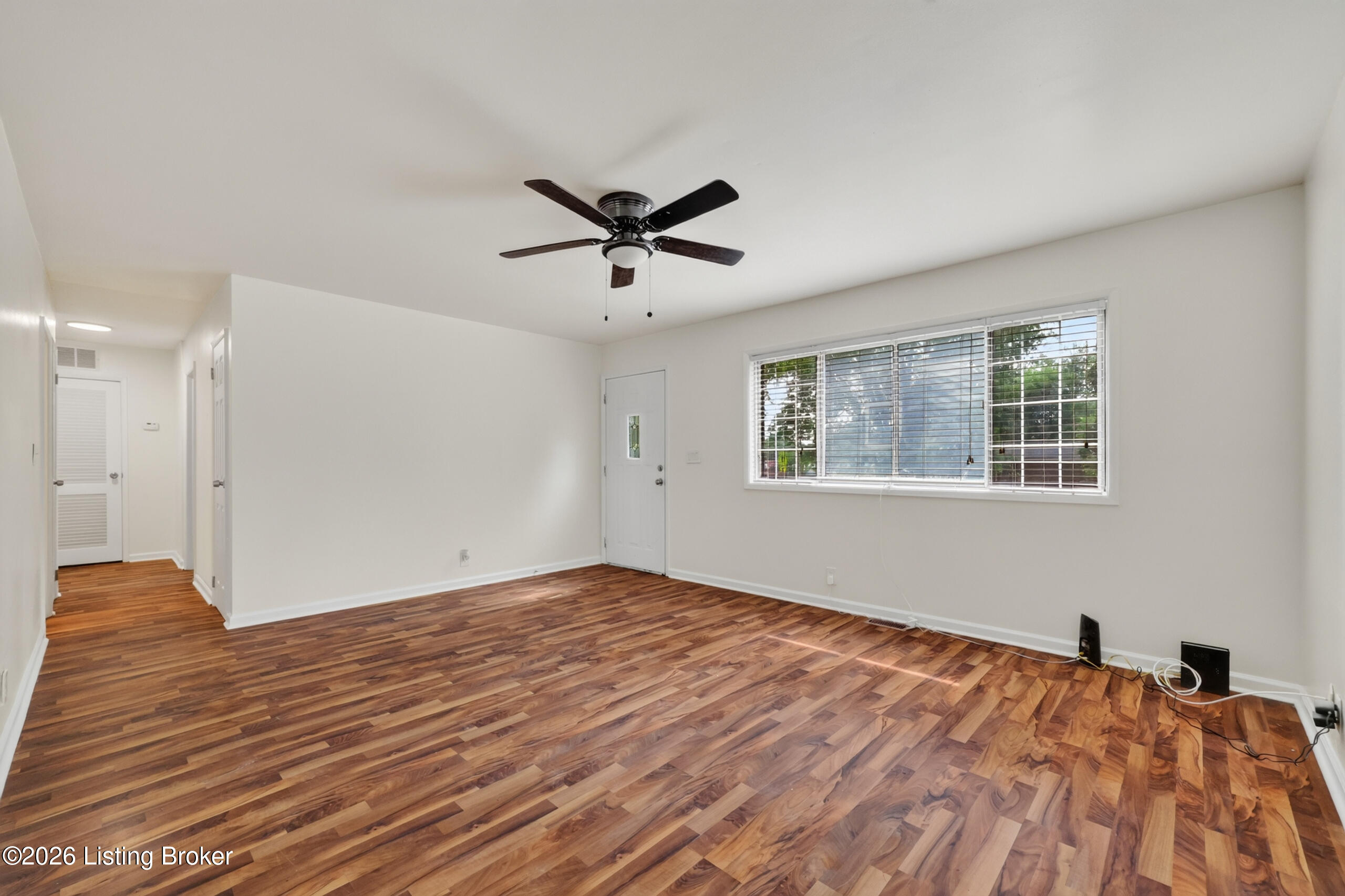 9821 East Ave Property Photo 9