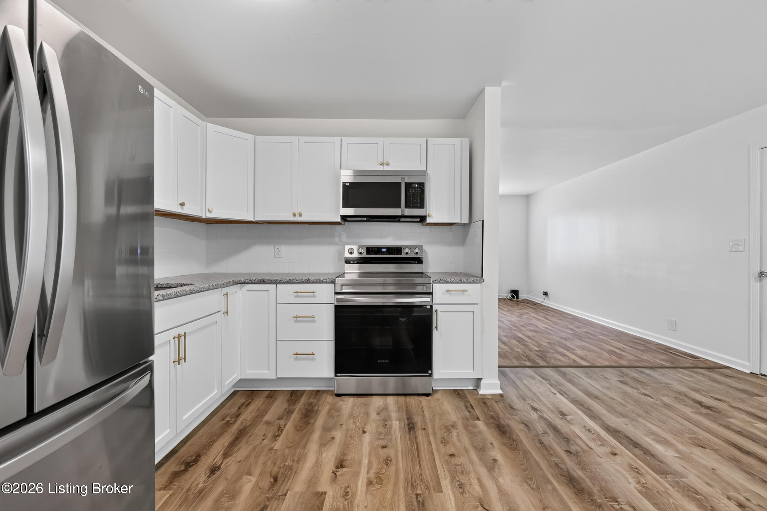 9821 East Ave Property Photo 12