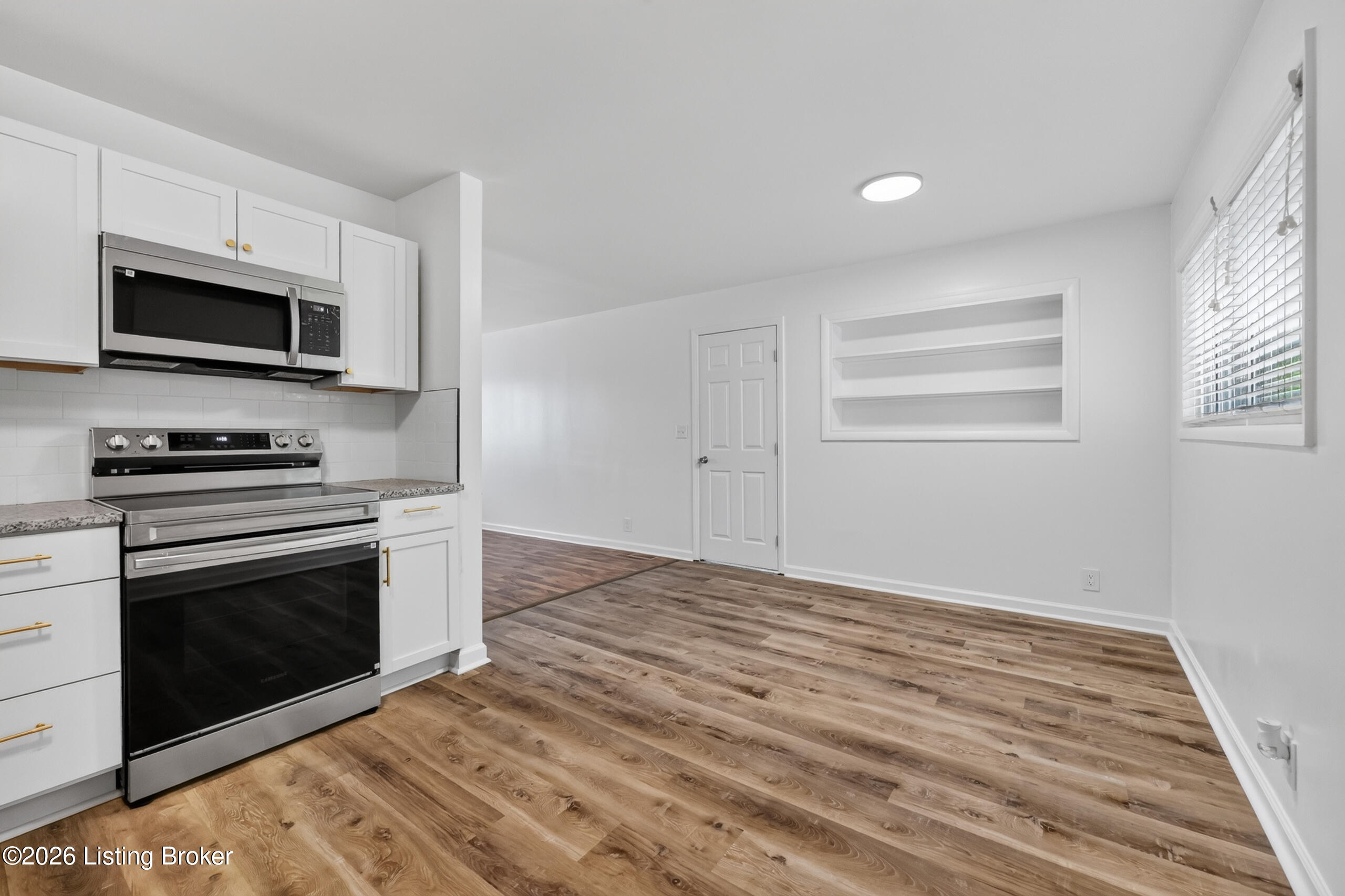 9821 East Ave Property Photo 15