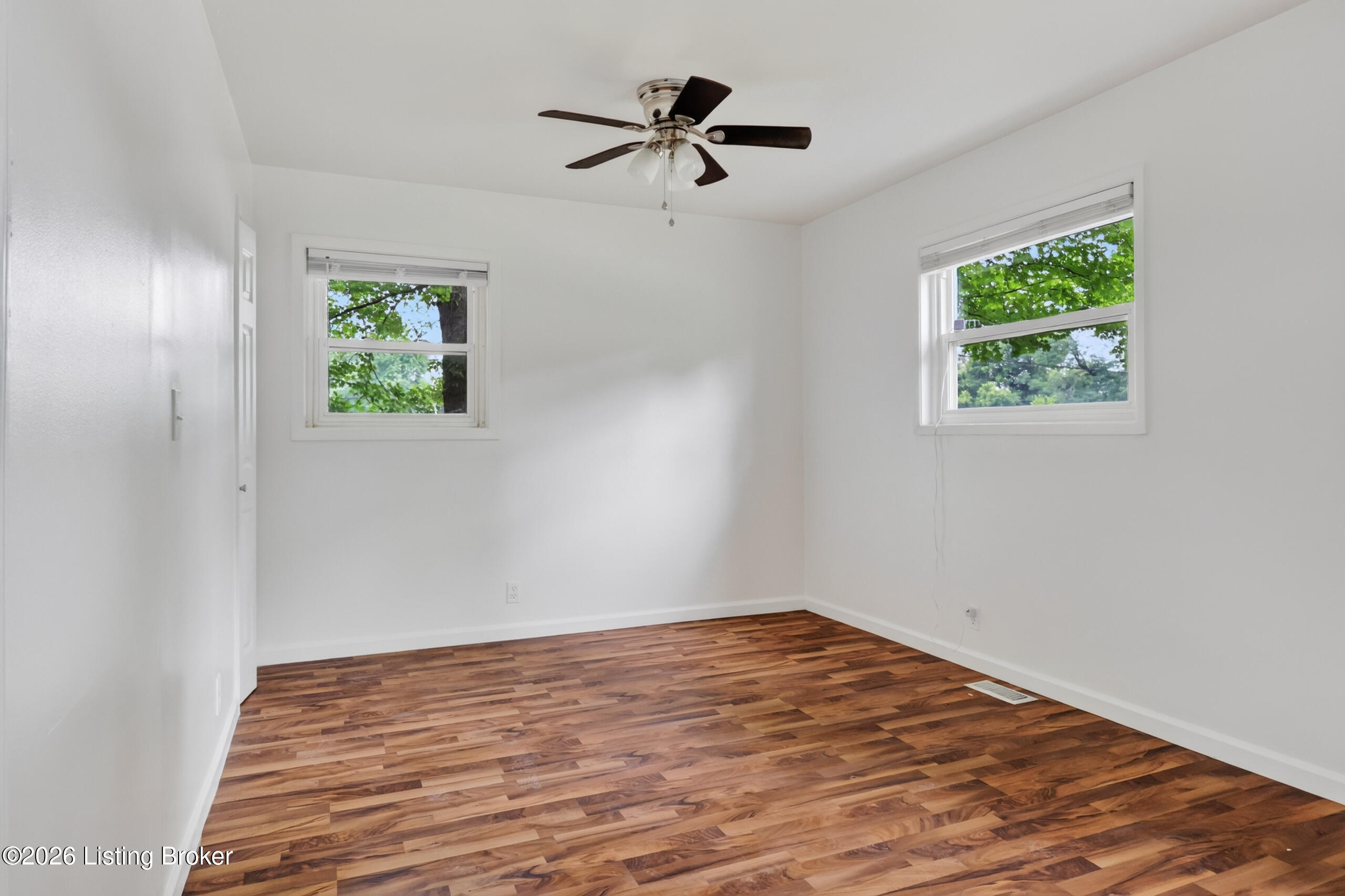 9821 East Ave Property Photo 19