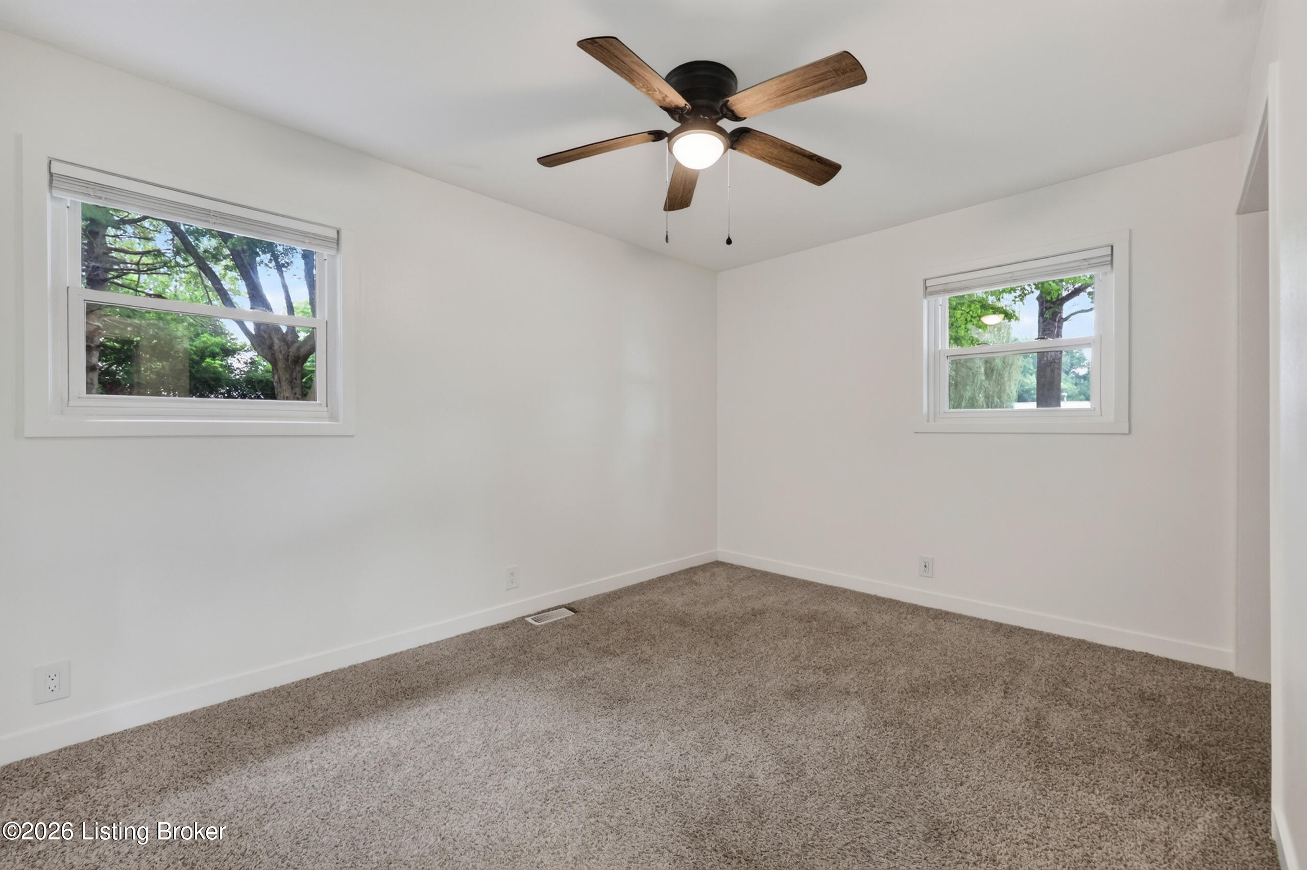 9821 East Ave Property Photo 22