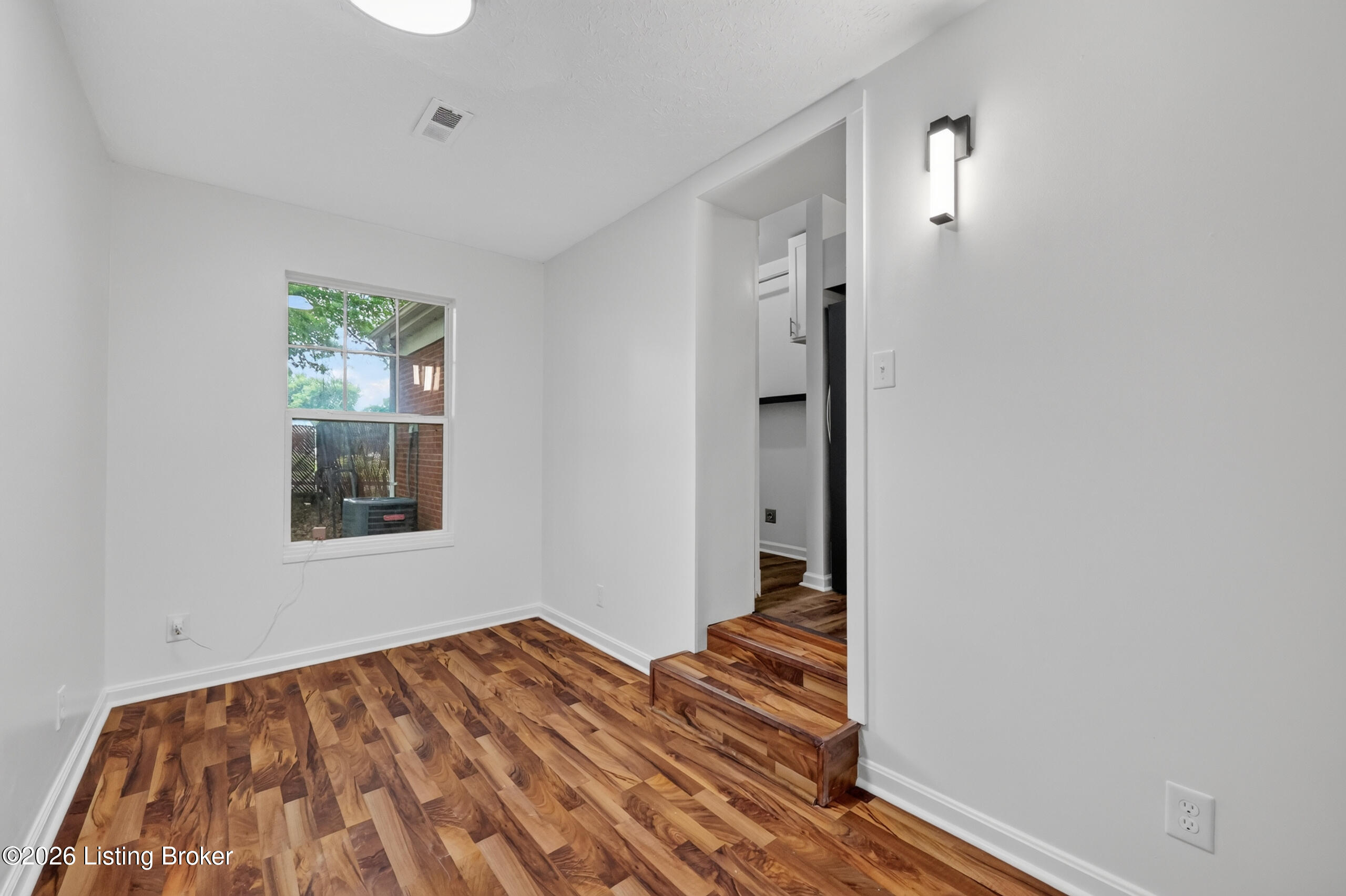 9821 East Ave Property Photo 23