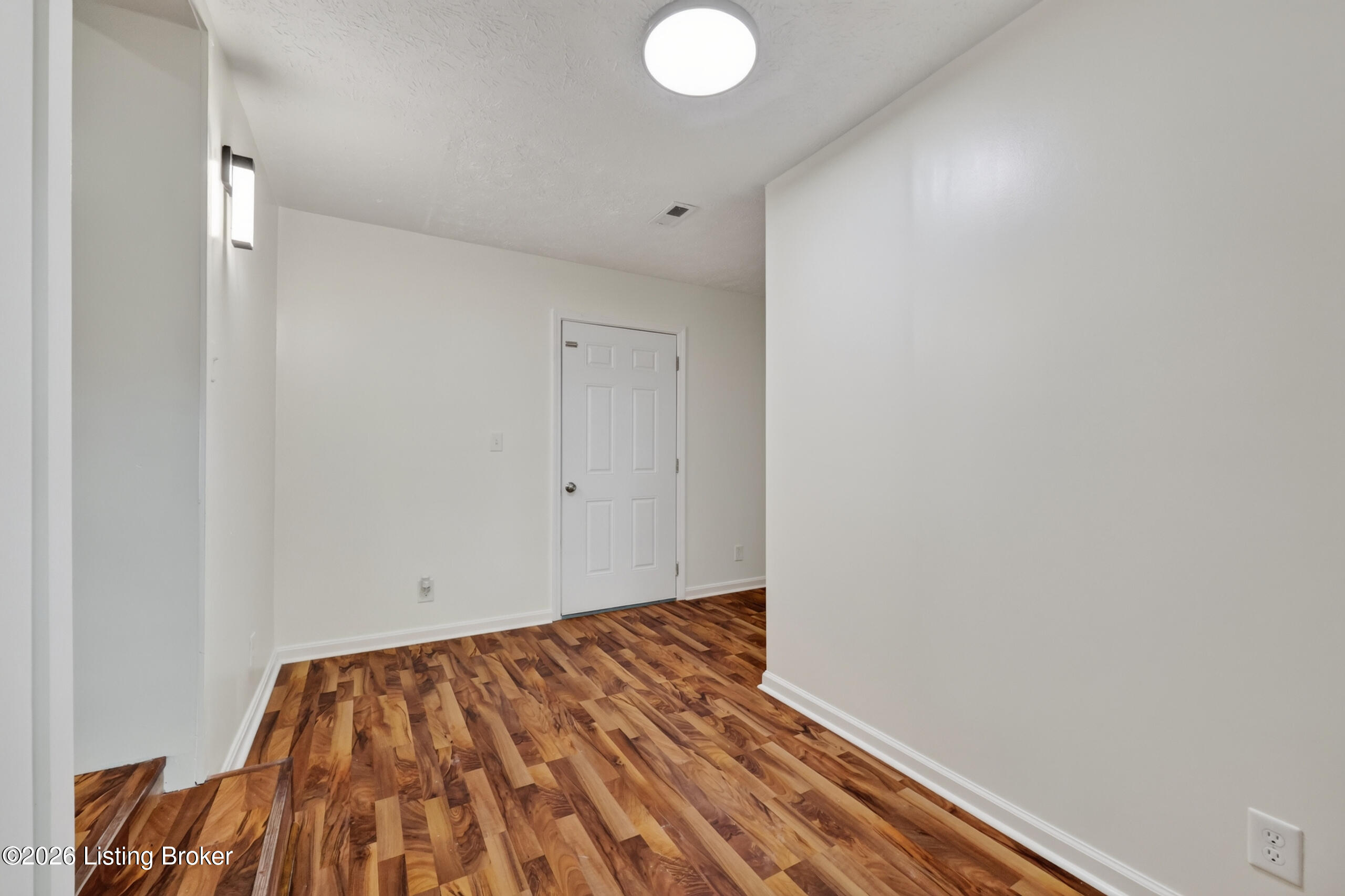 9821 East Ave Property Photo 24