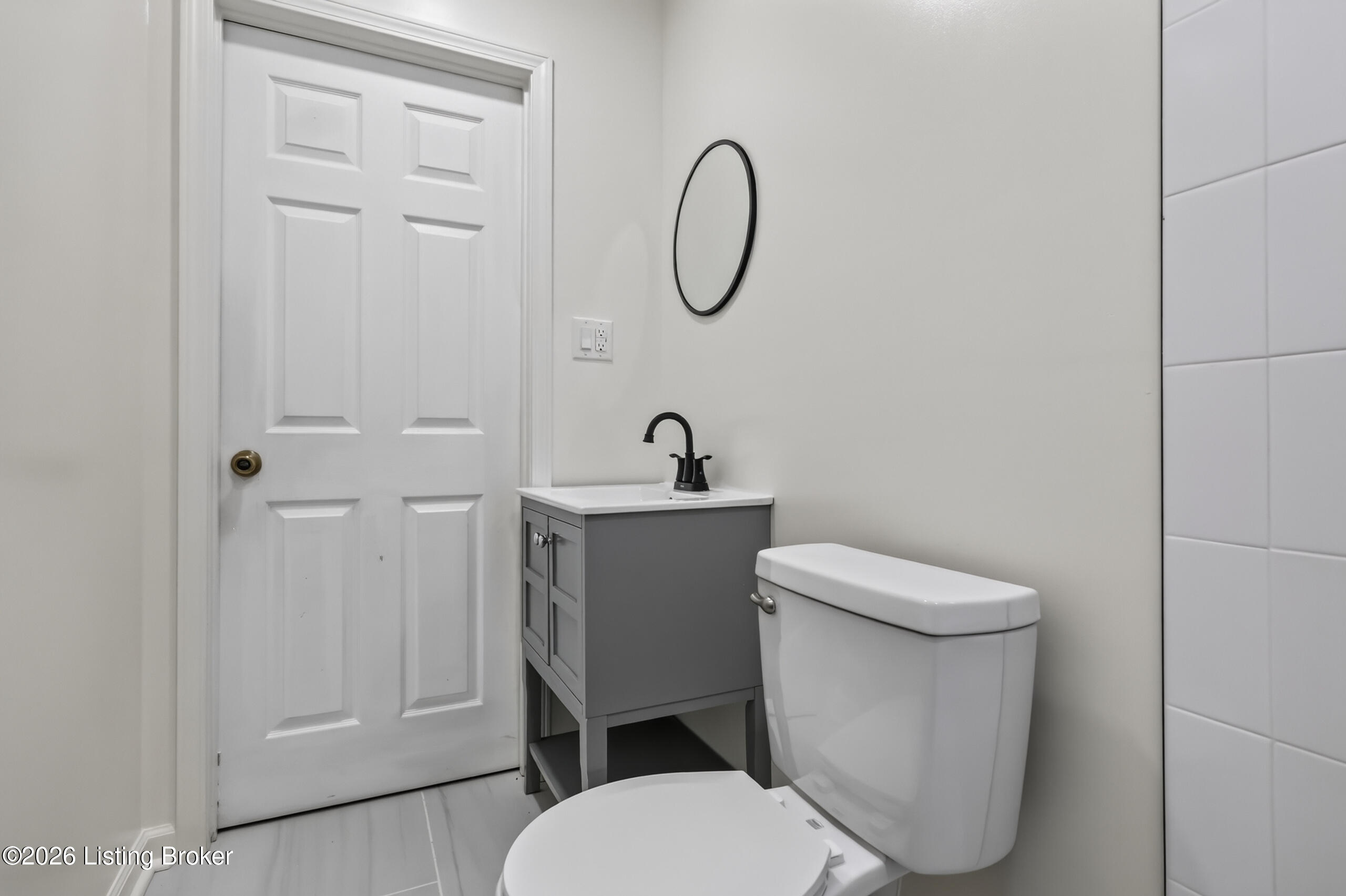9821 East Ave Property Photo 29