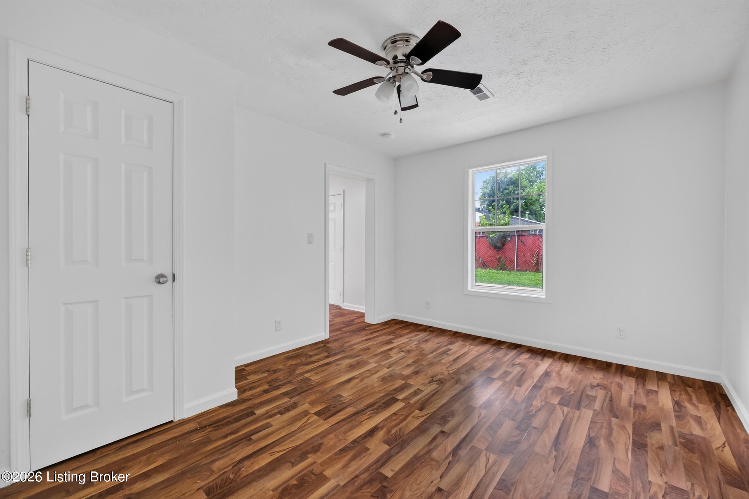 9821 East Ave Property Photo 30