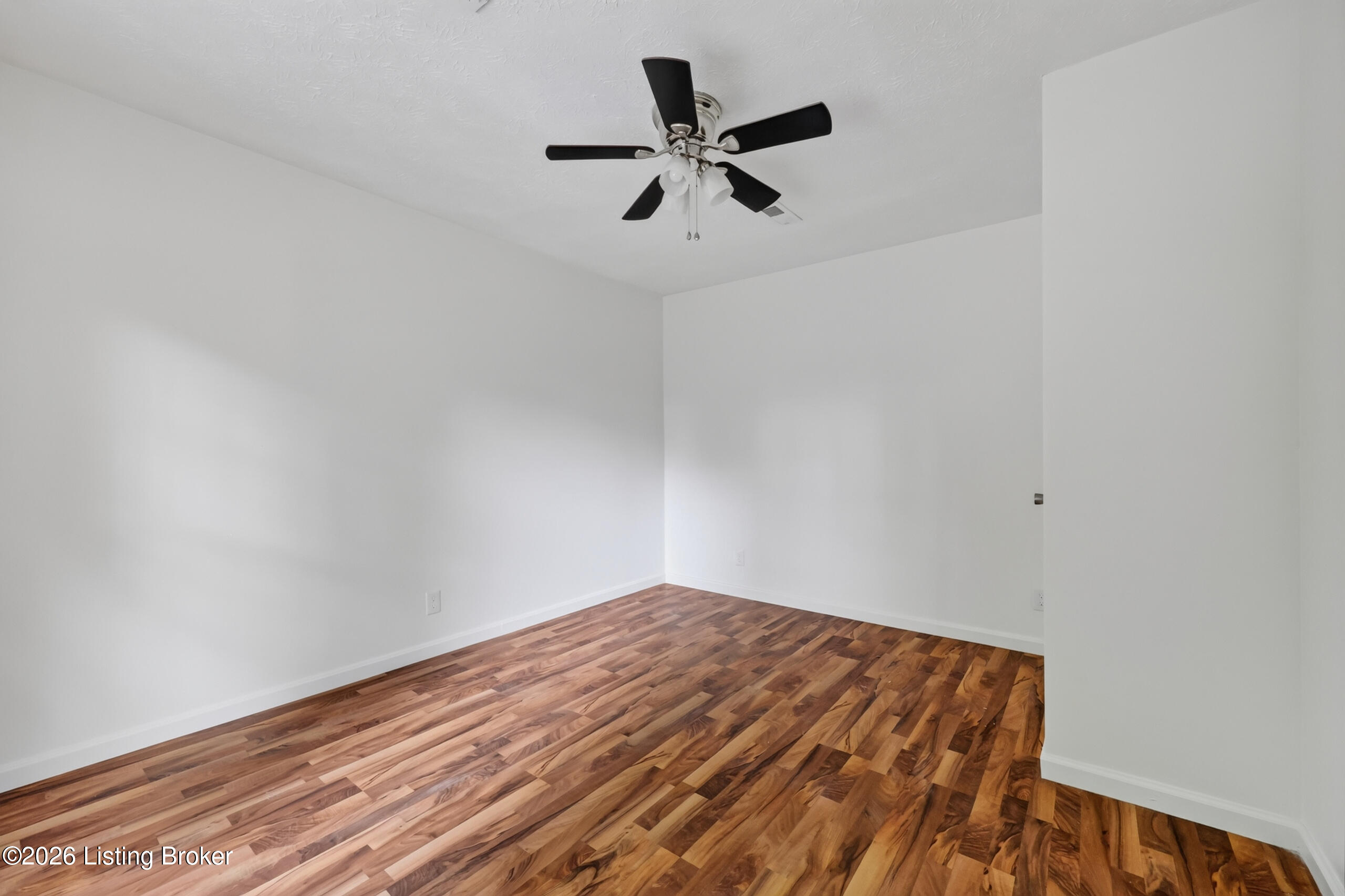 9821 East Ave Property Photo 31
