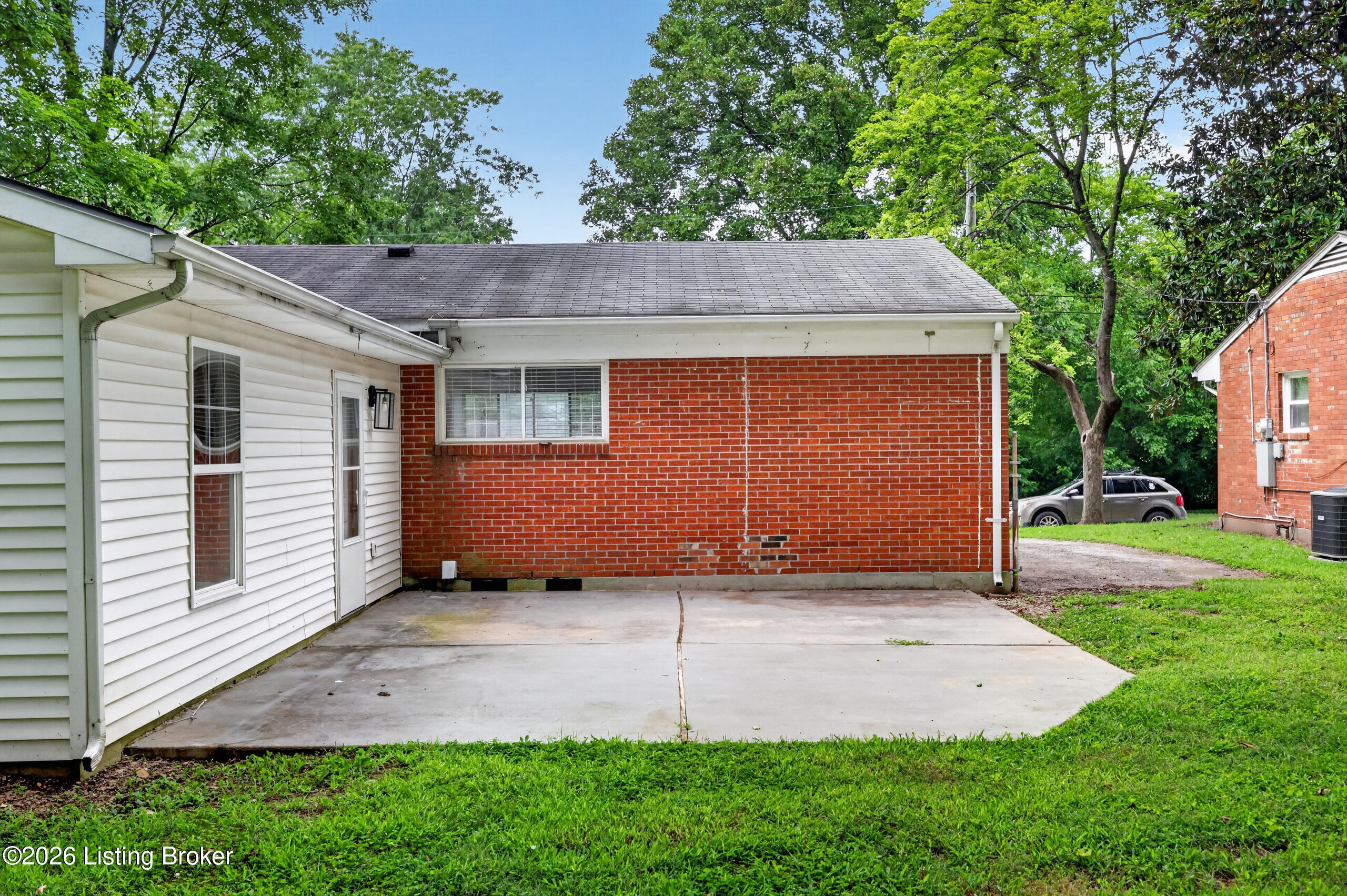 9821 East Ave Property Photo 32
