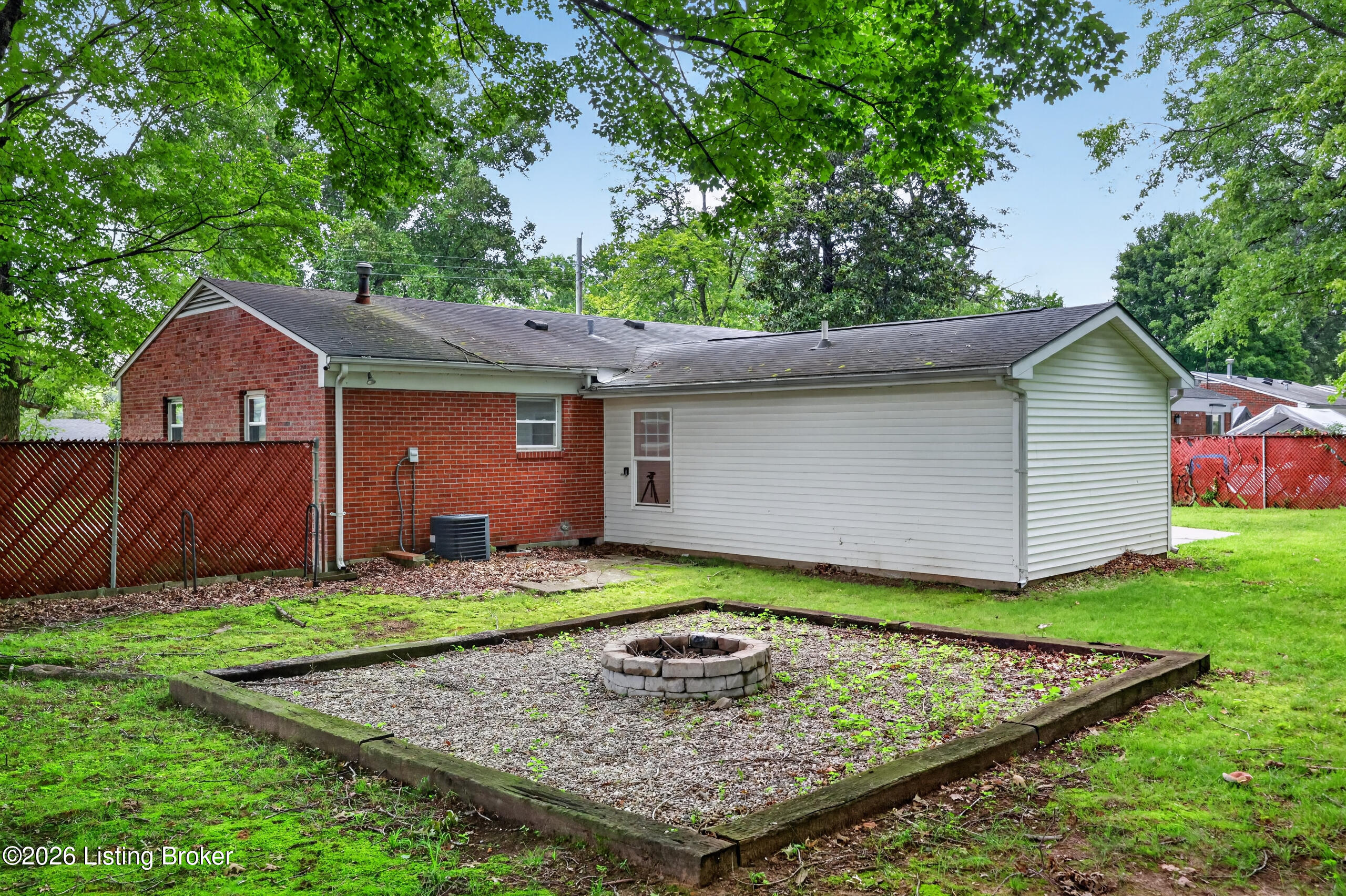9821 East Ave Property Photo 34