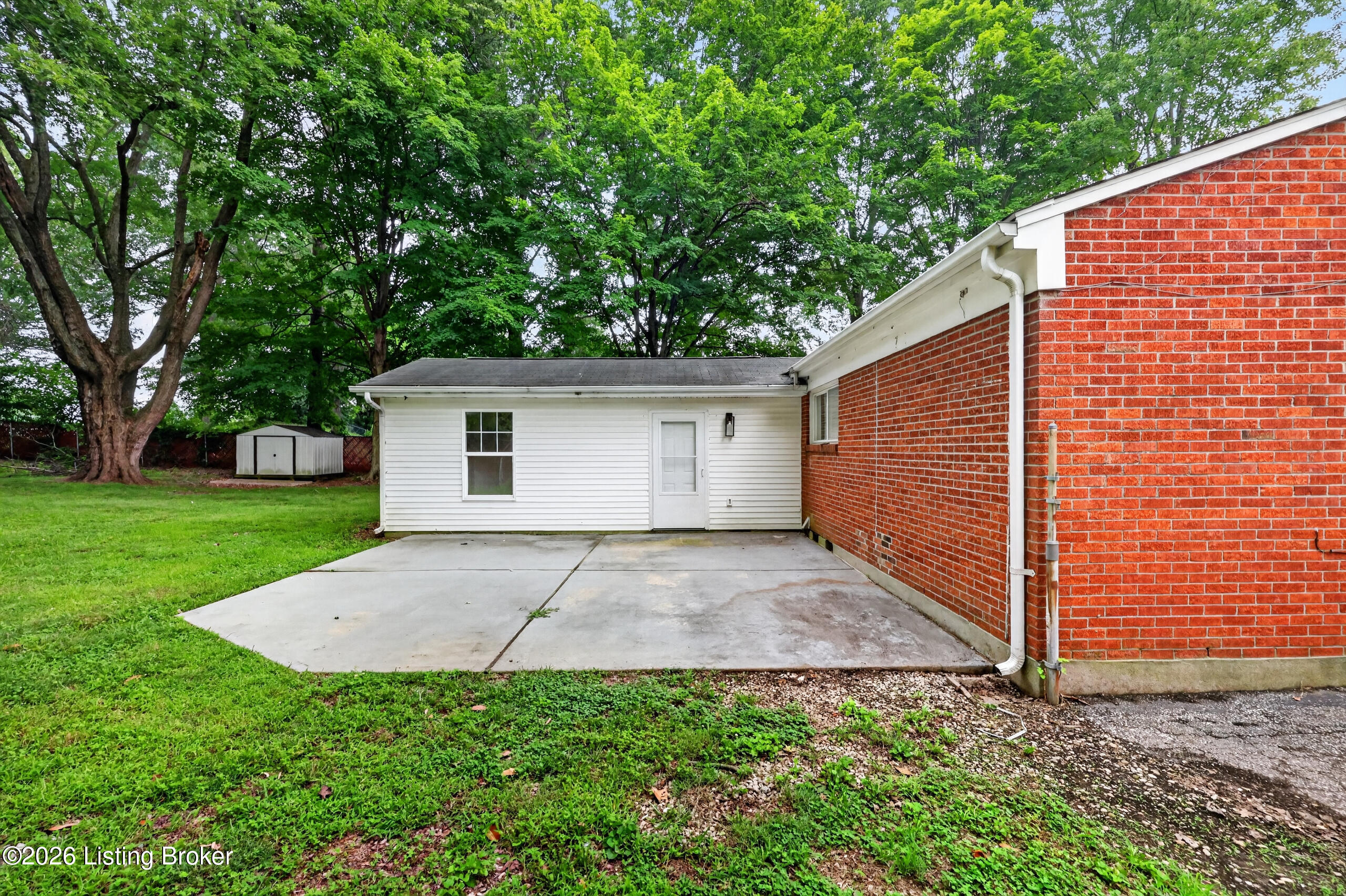 9821 East Ave Property Photo 35