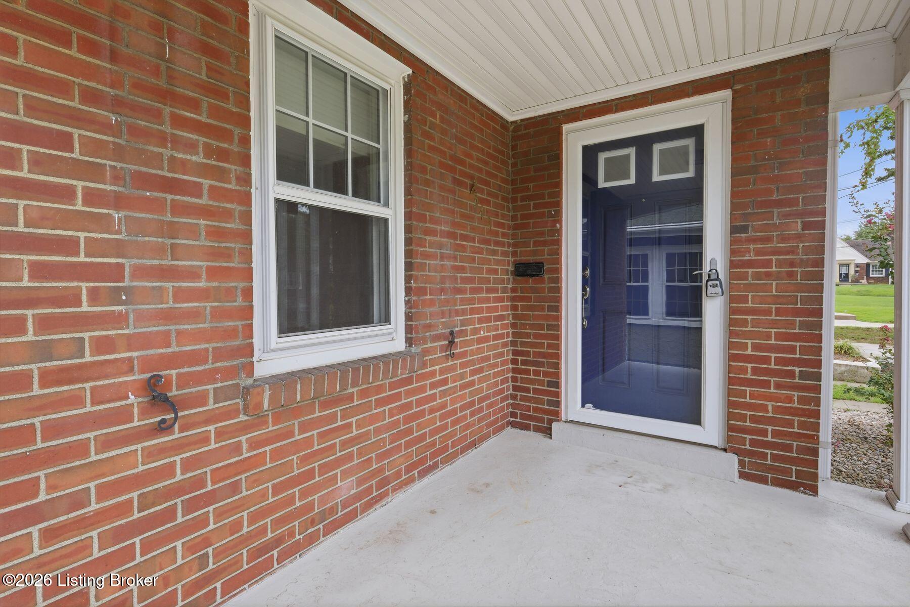 2543 Ridgewood Ave Property Photo 3