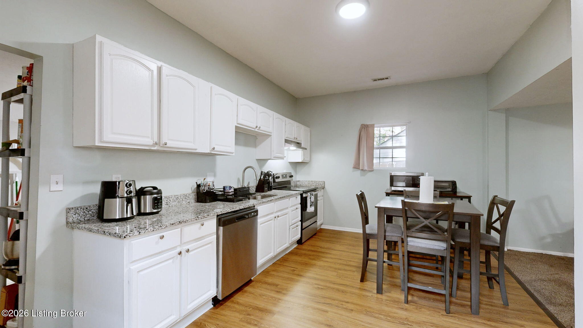 2122 W Burnett Ave Property Photo 5