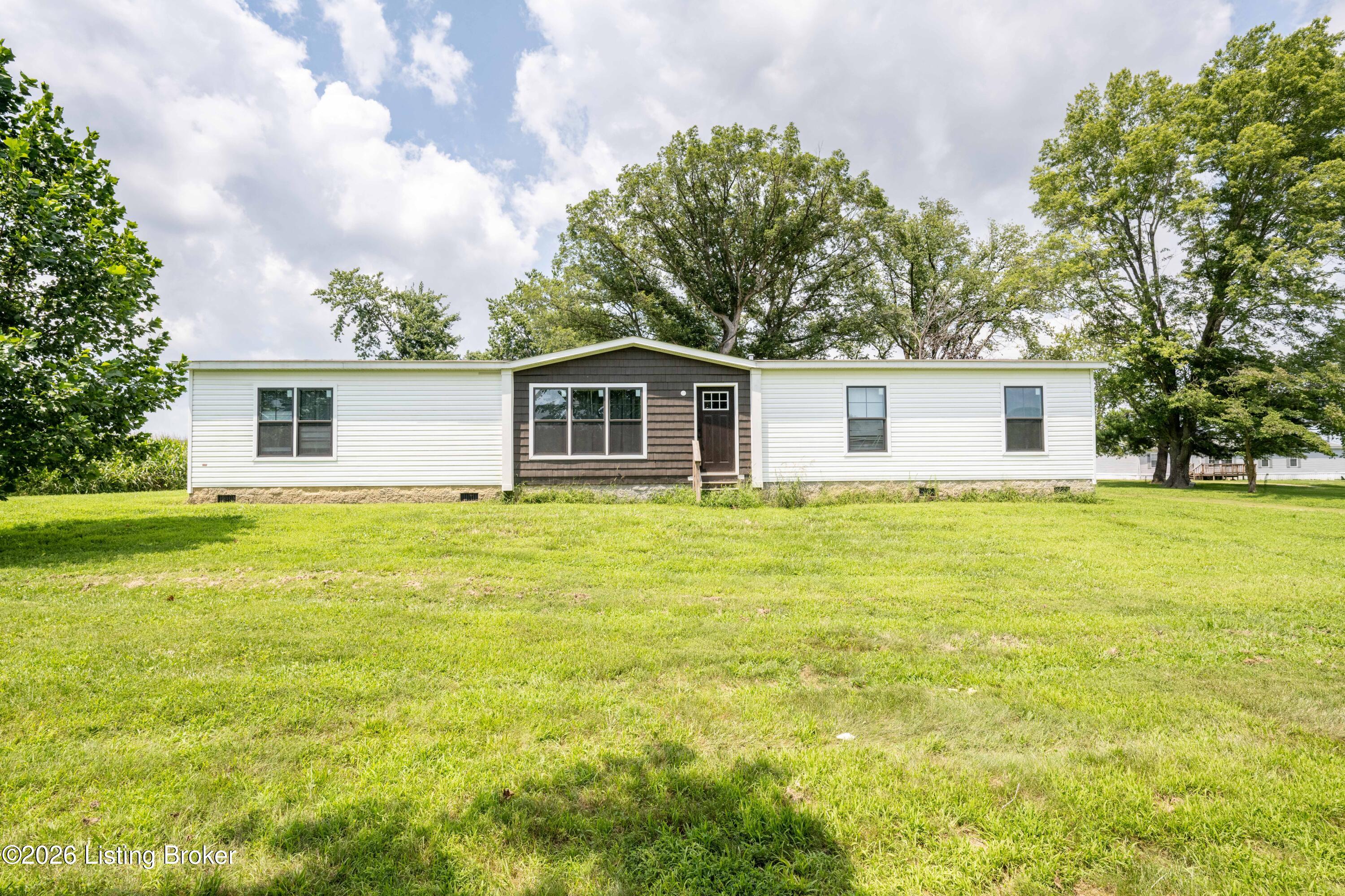 886 E Calvary Rd Property Photo 1