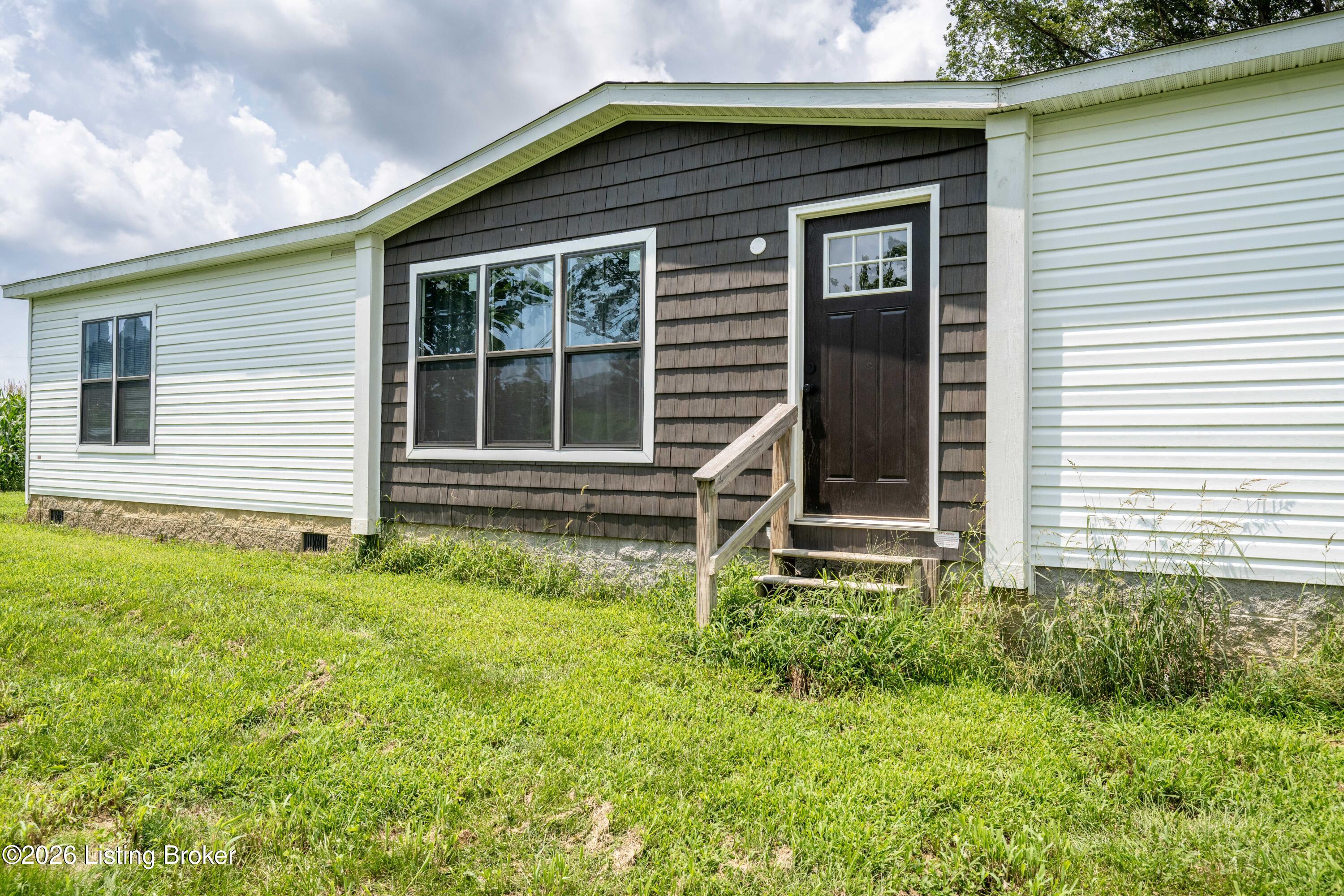 886 E Calvary Rd Property Photo 2