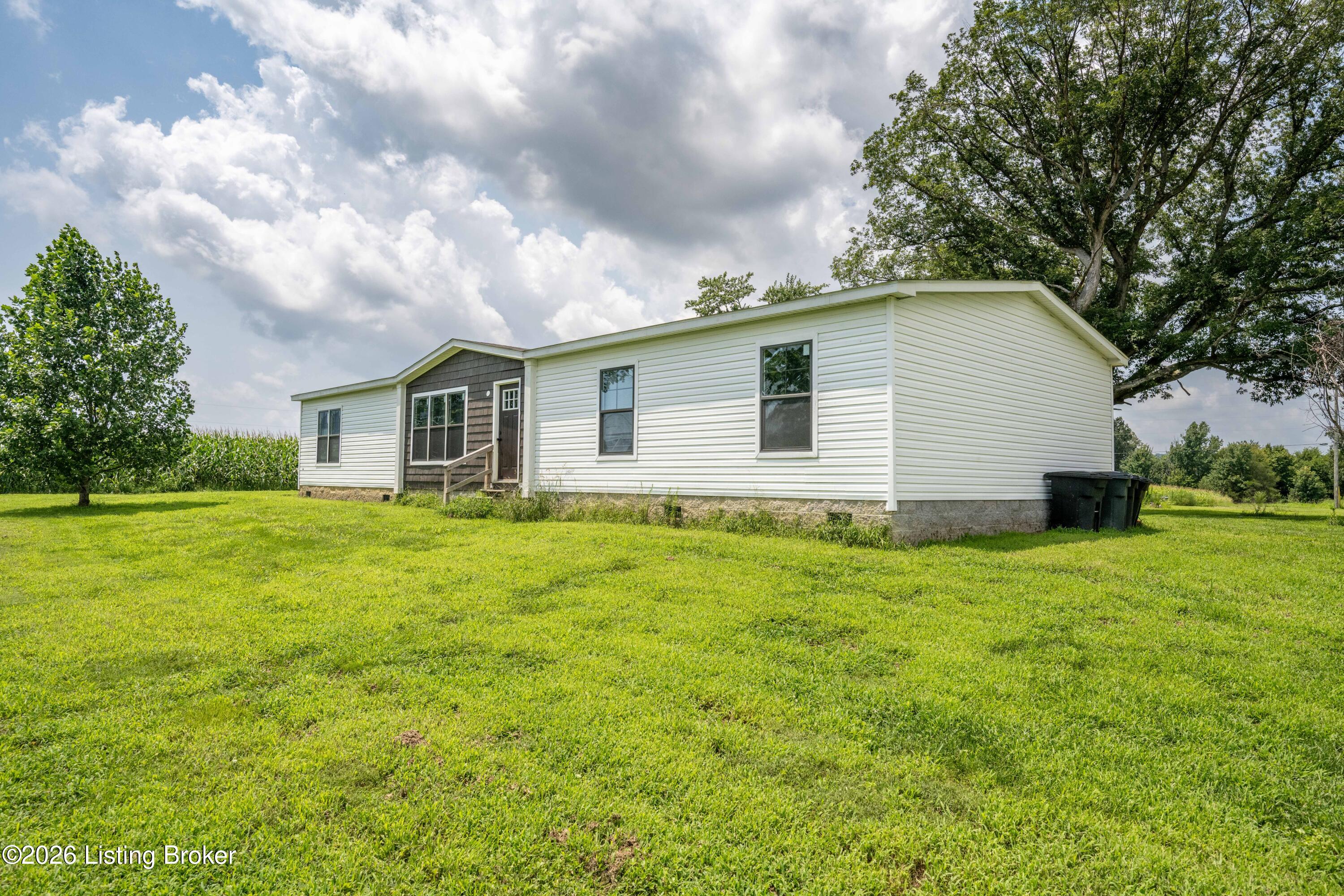 886 E Calvary Rd Property Photo 3