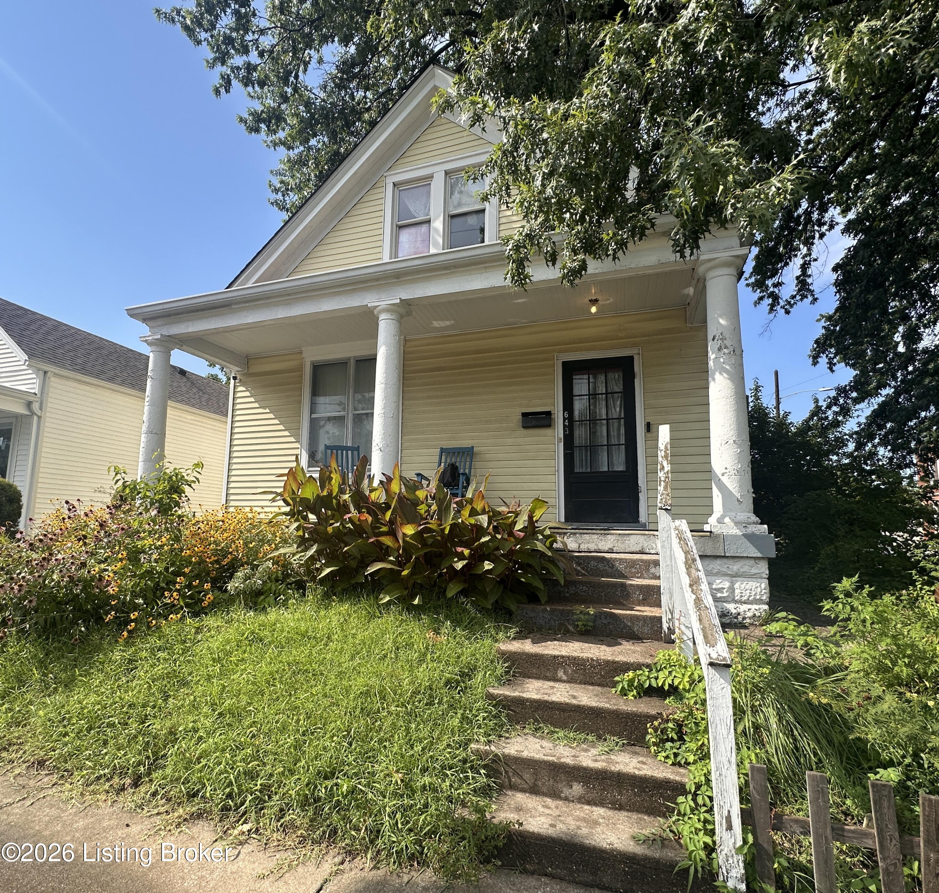 643 E Oak St Property Photo 1
