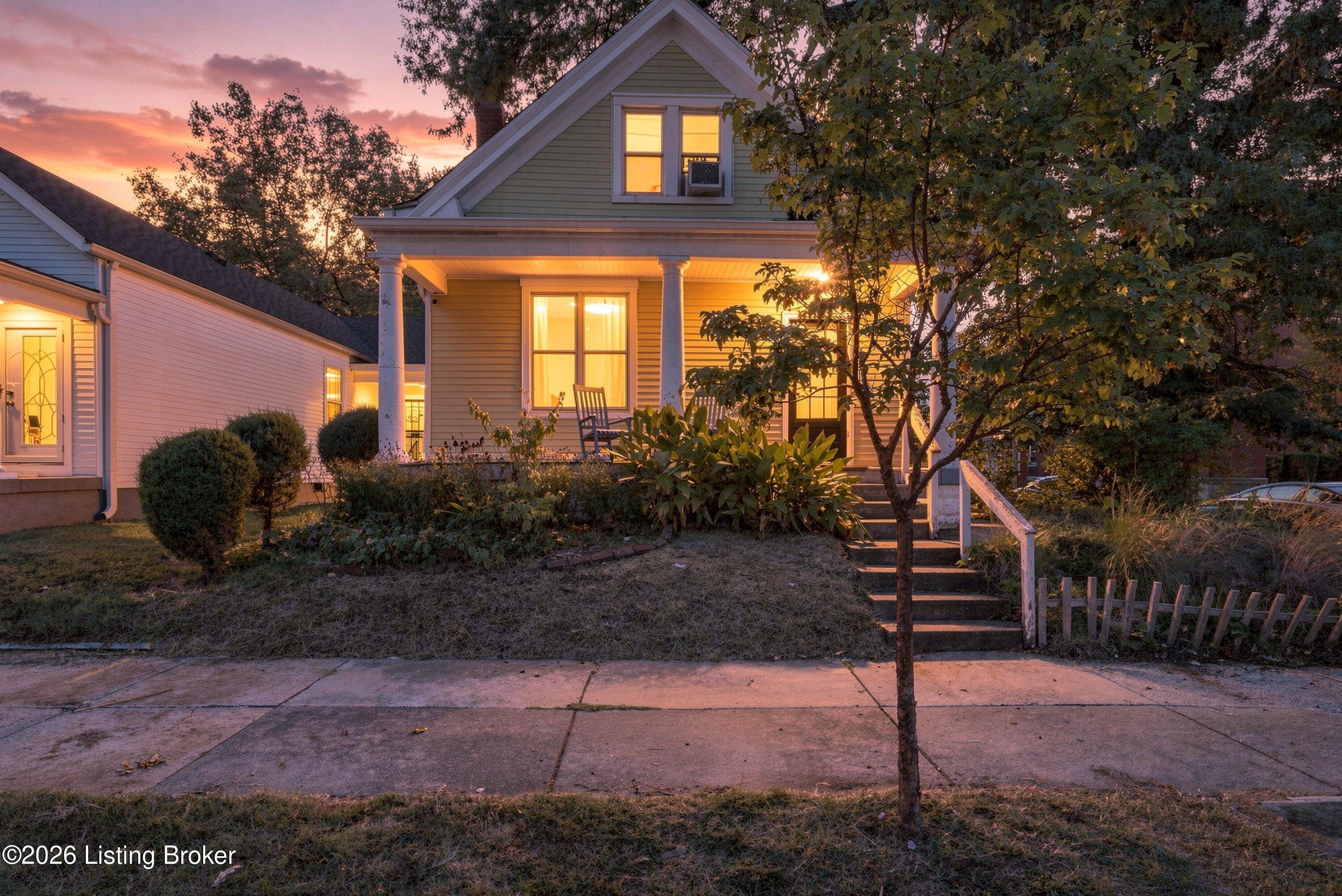 643 E Oak St Property Photo 1
