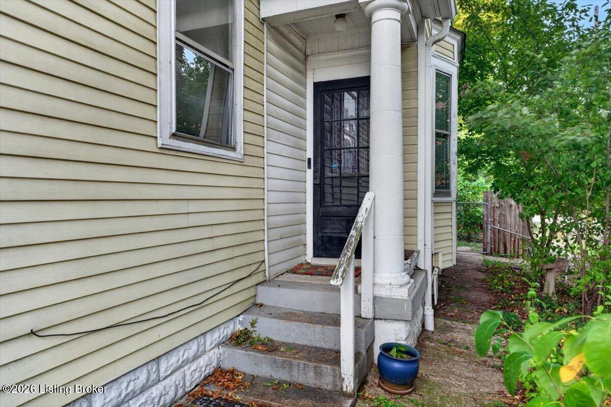 643 E Oak St Property Photo 4