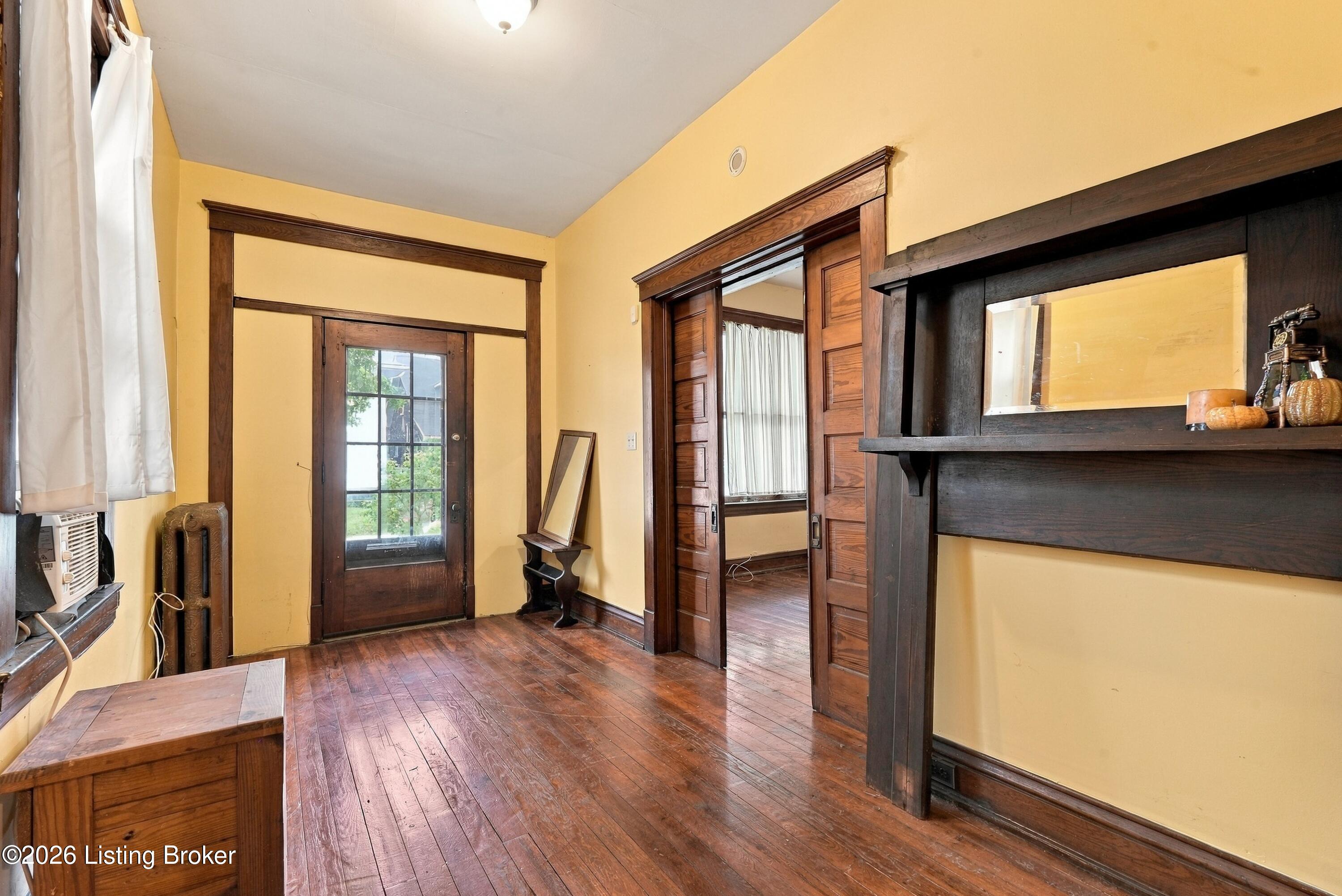 643 E Oak St Property Photo 7
