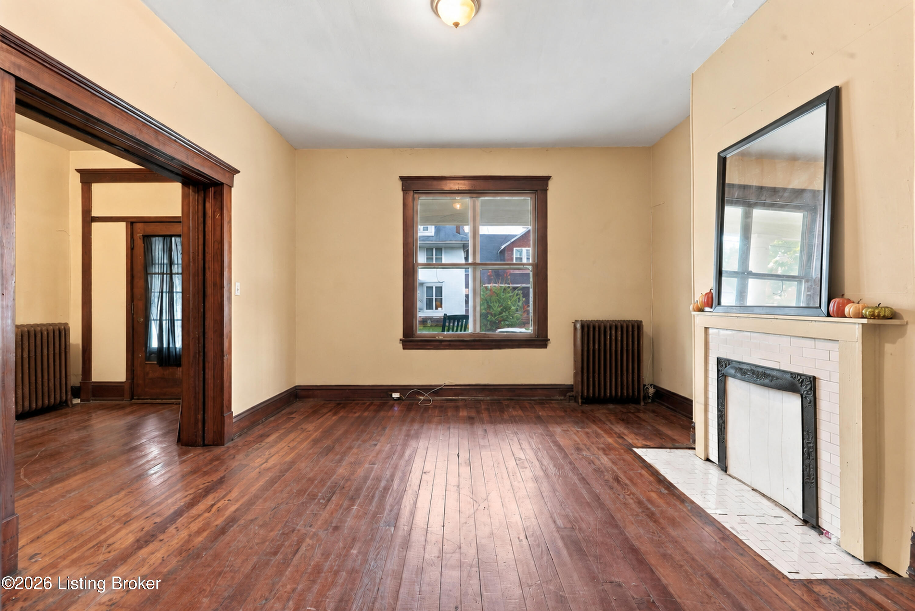 643 E Oak St Property Photo 9