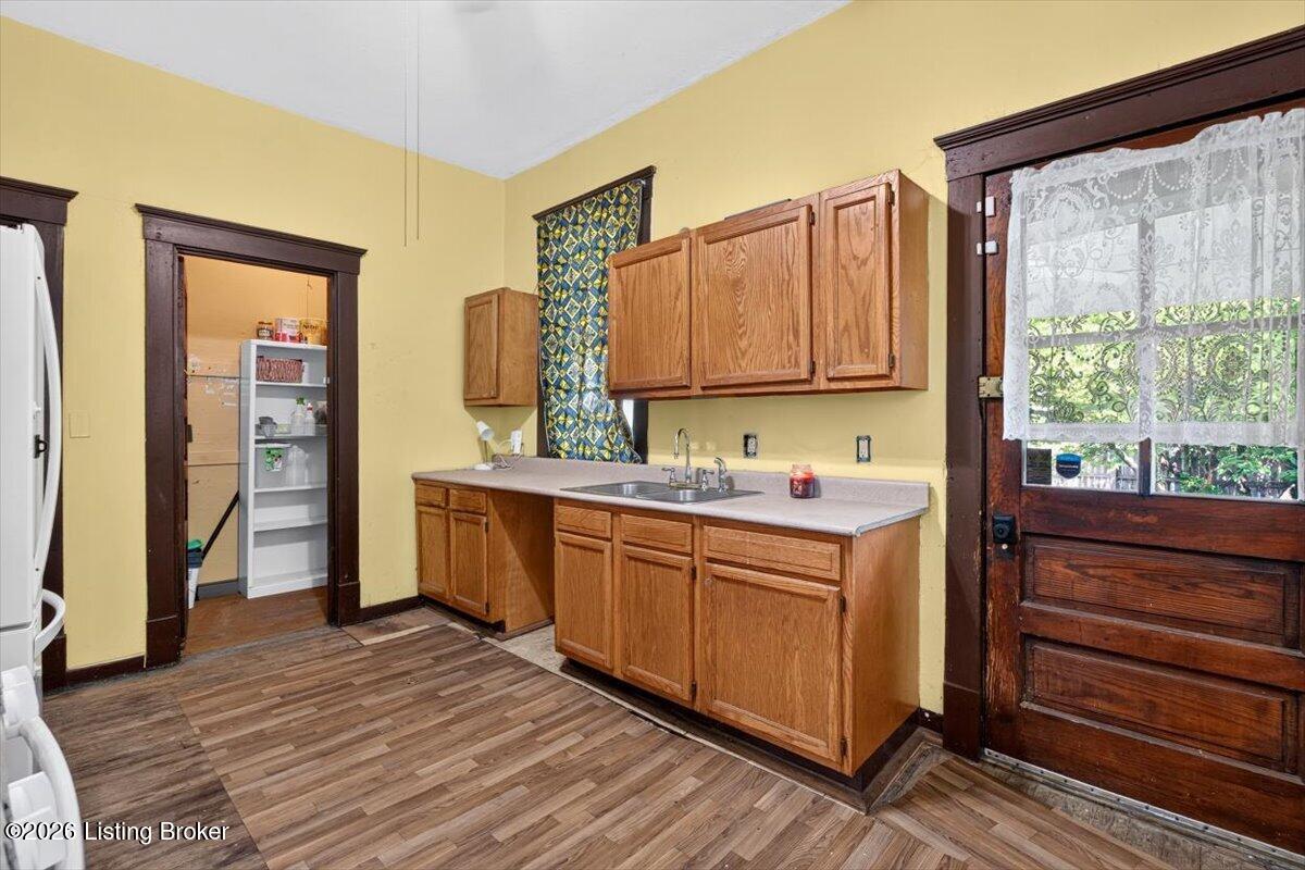 643 E Oak St Property Photo 13