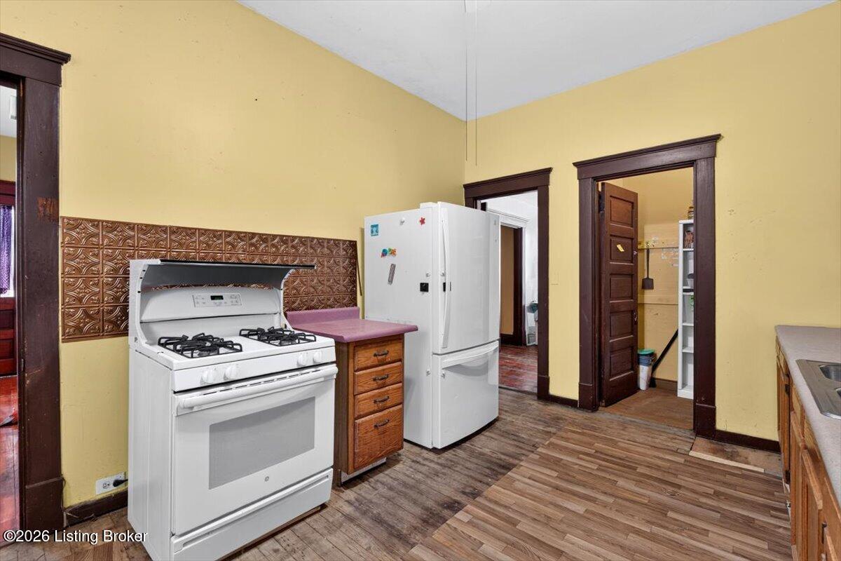 643 E Oak St Property Photo 14