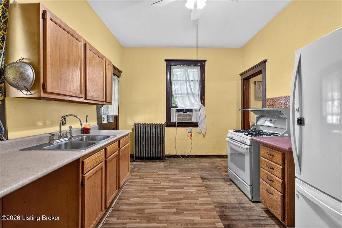 643 E Oak St Property Photo 15