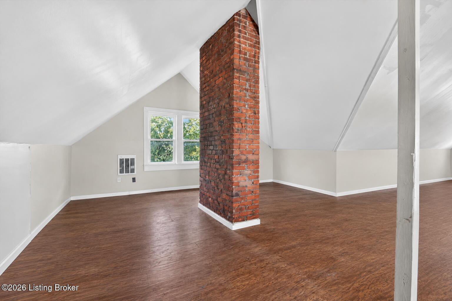 643 E Oak St Property Photo 22