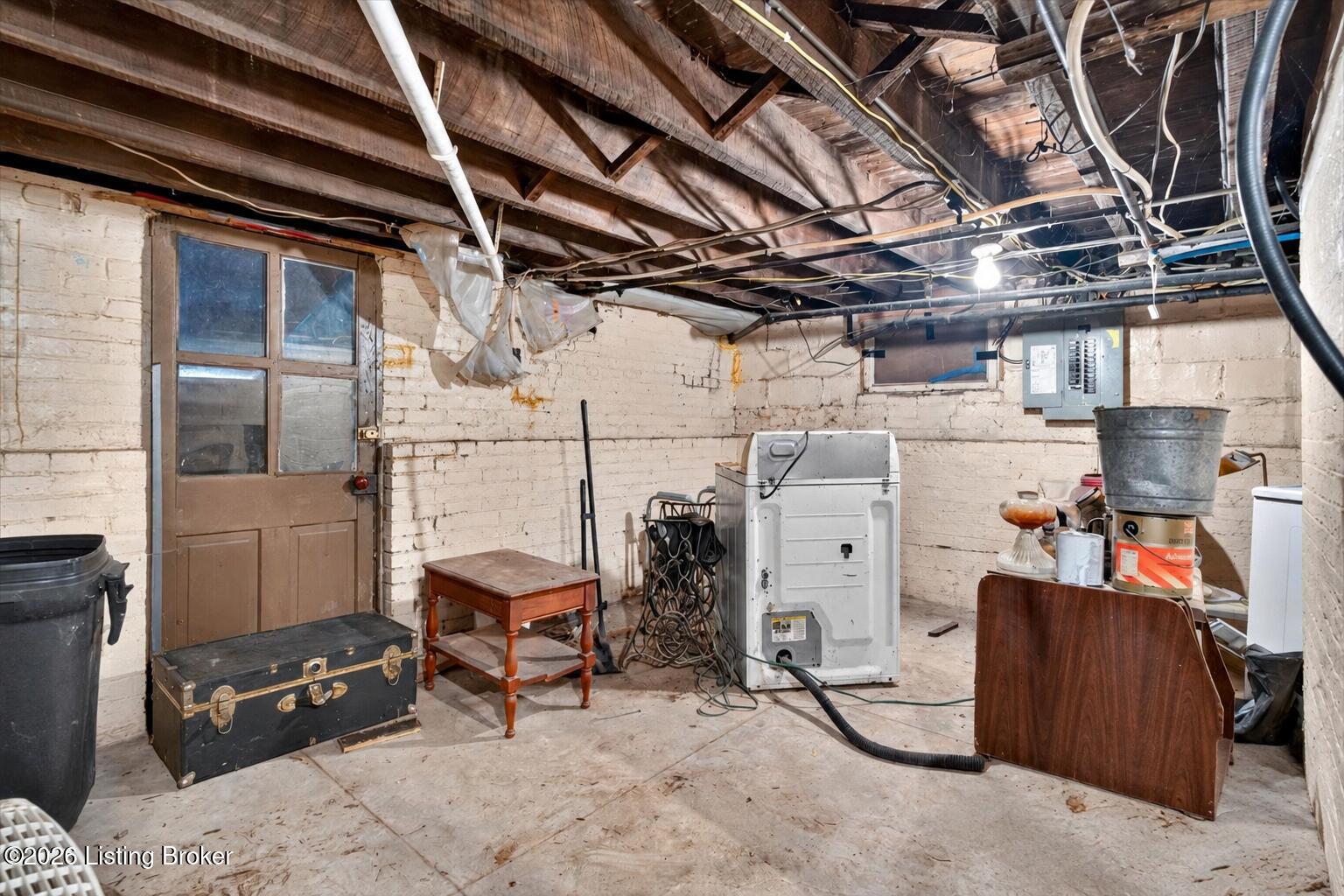 643 E Oak St Property Photo 24