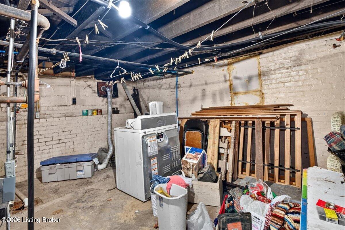 643 E Oak St Property Photo 25