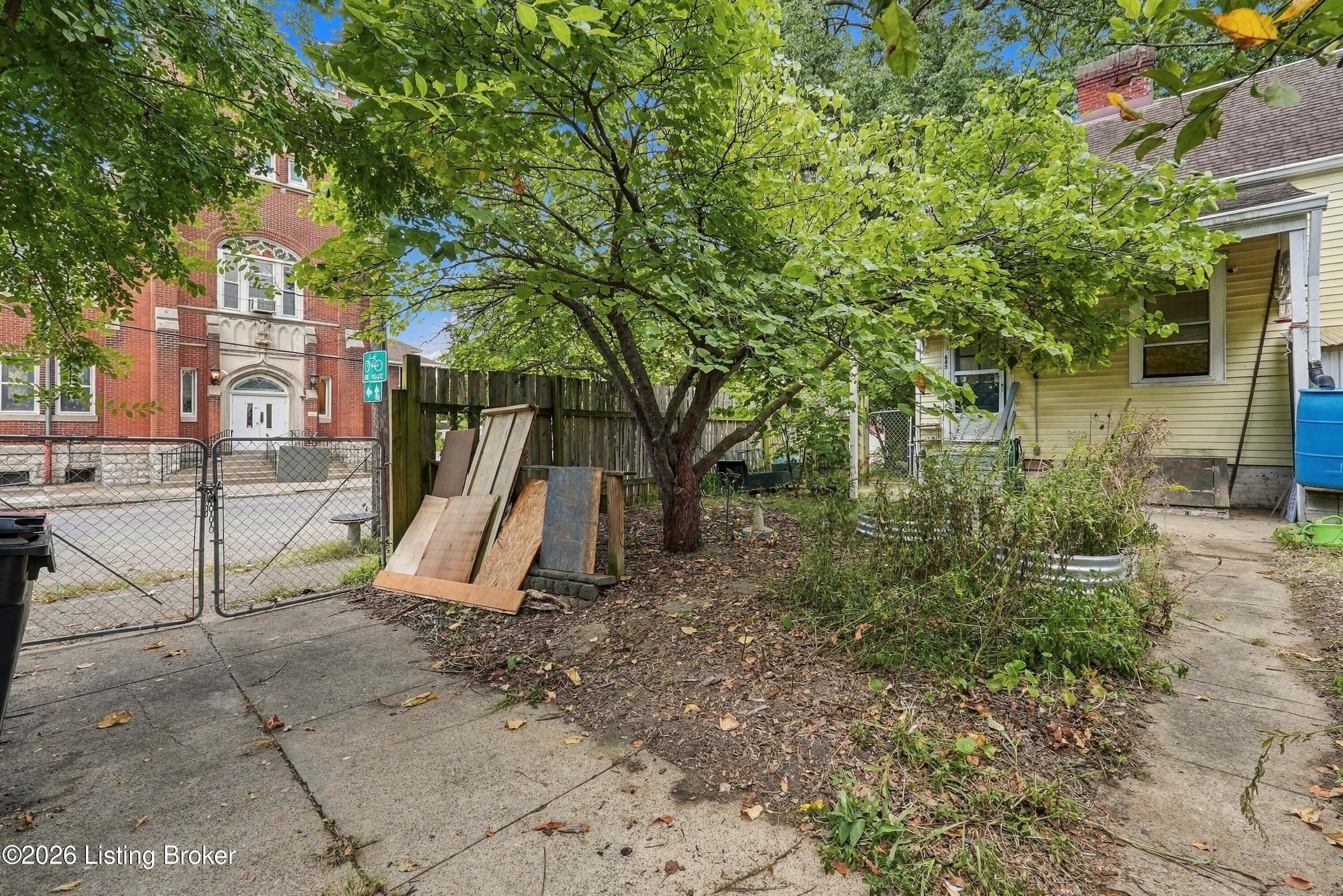 643 E Oak St Property Photo 27