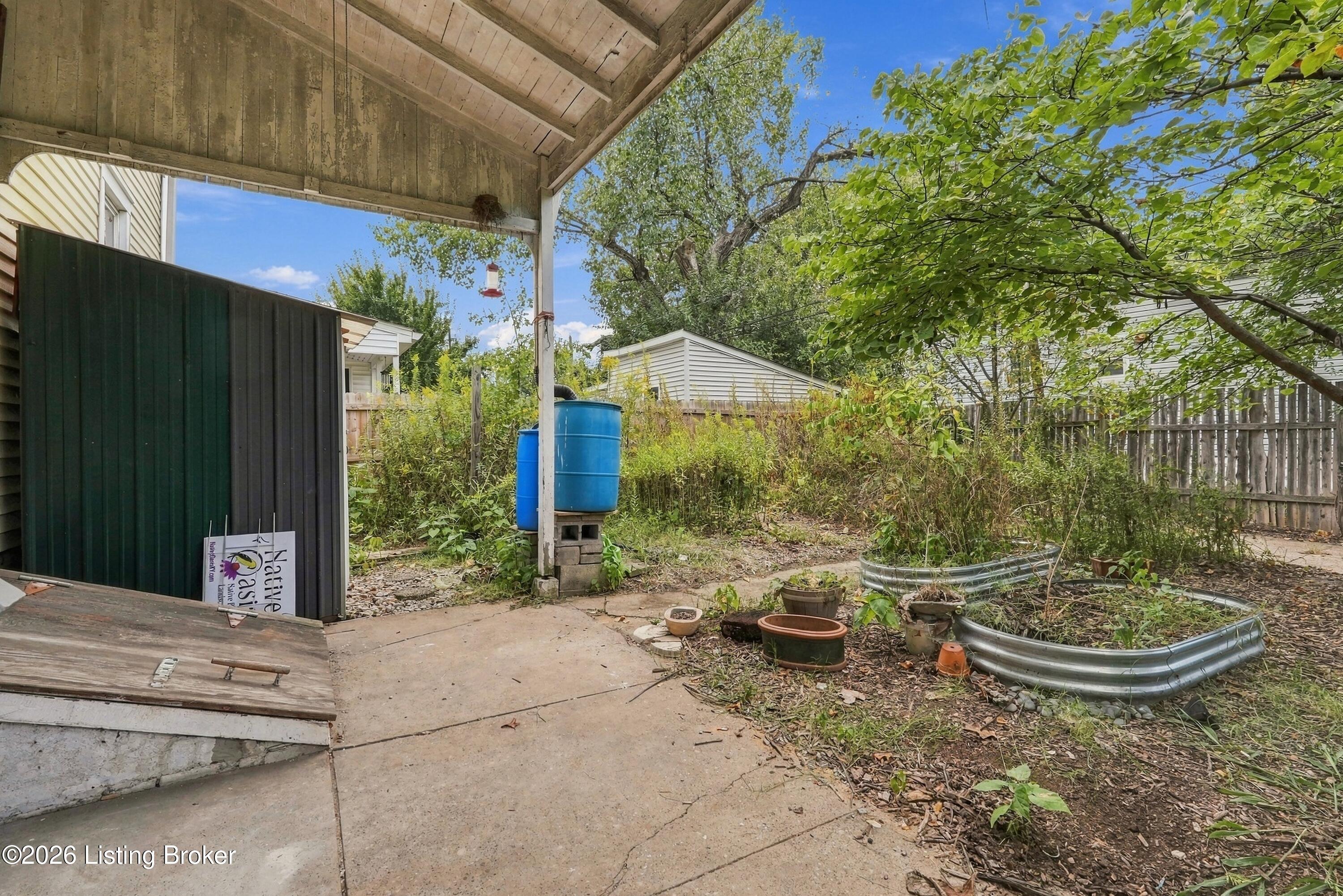 643 E Oak St Property Photo 28