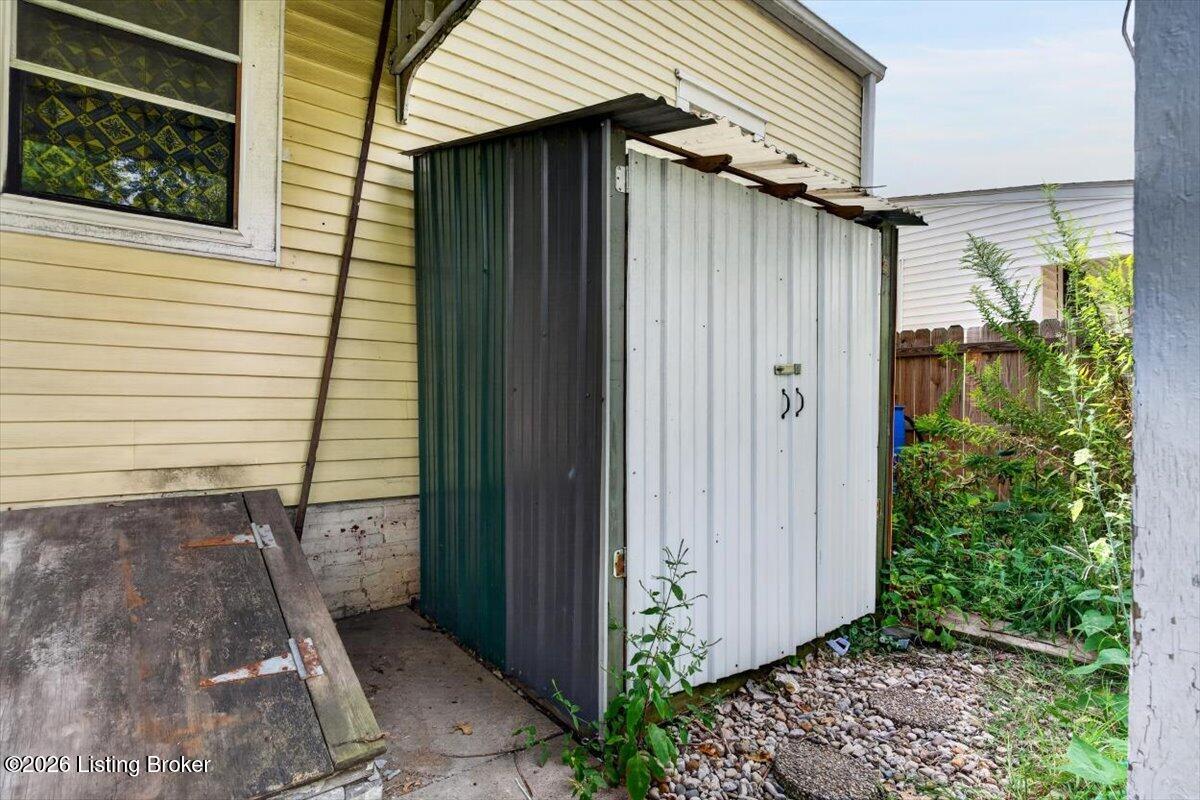 643 E Oak St Property Photo 29