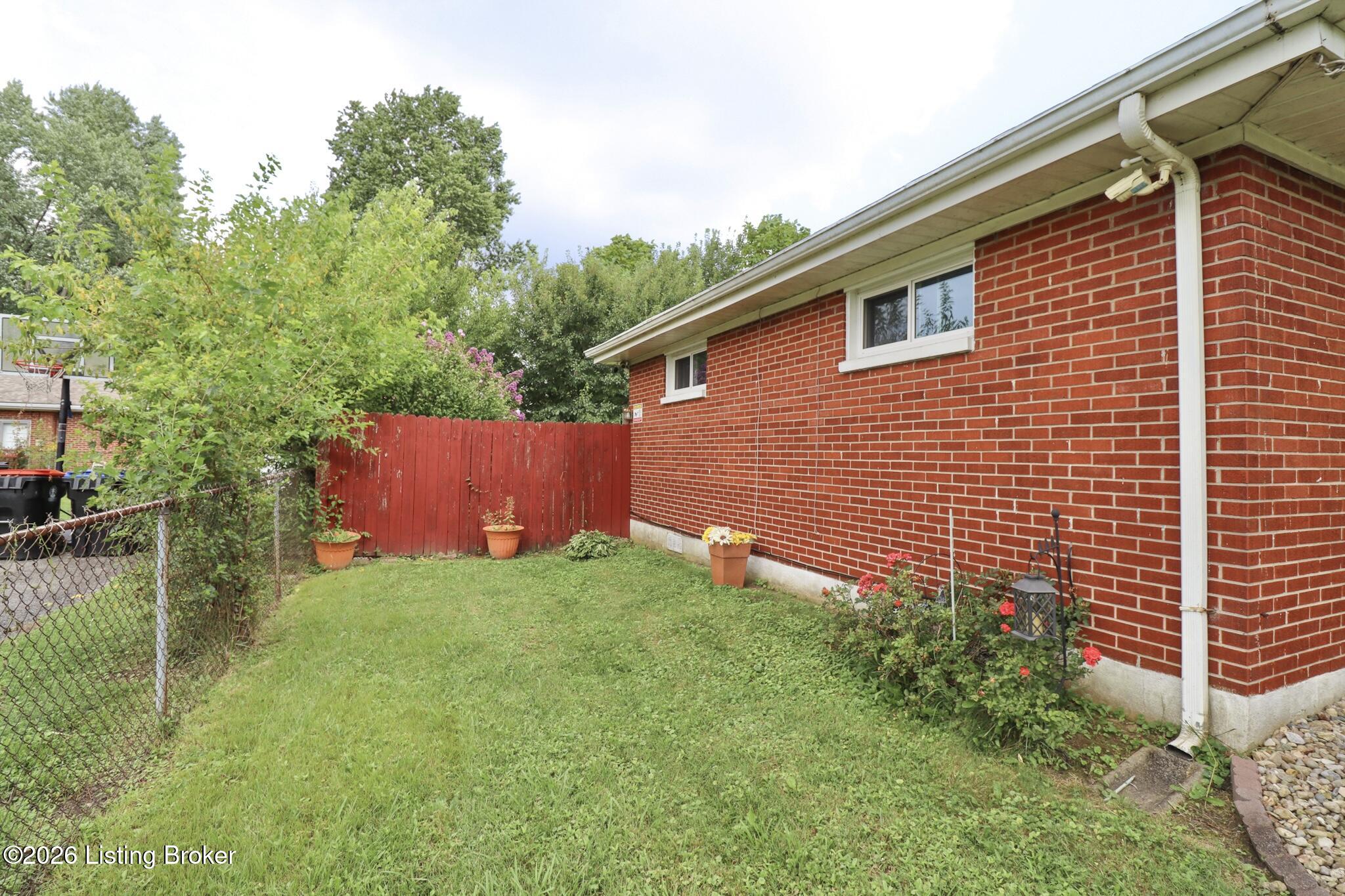 4445 Esther Ave Property Photo 4