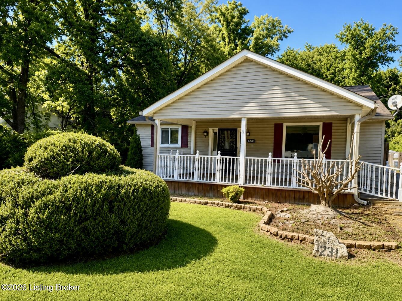 1231 Lipps Ln Property Photo 2
