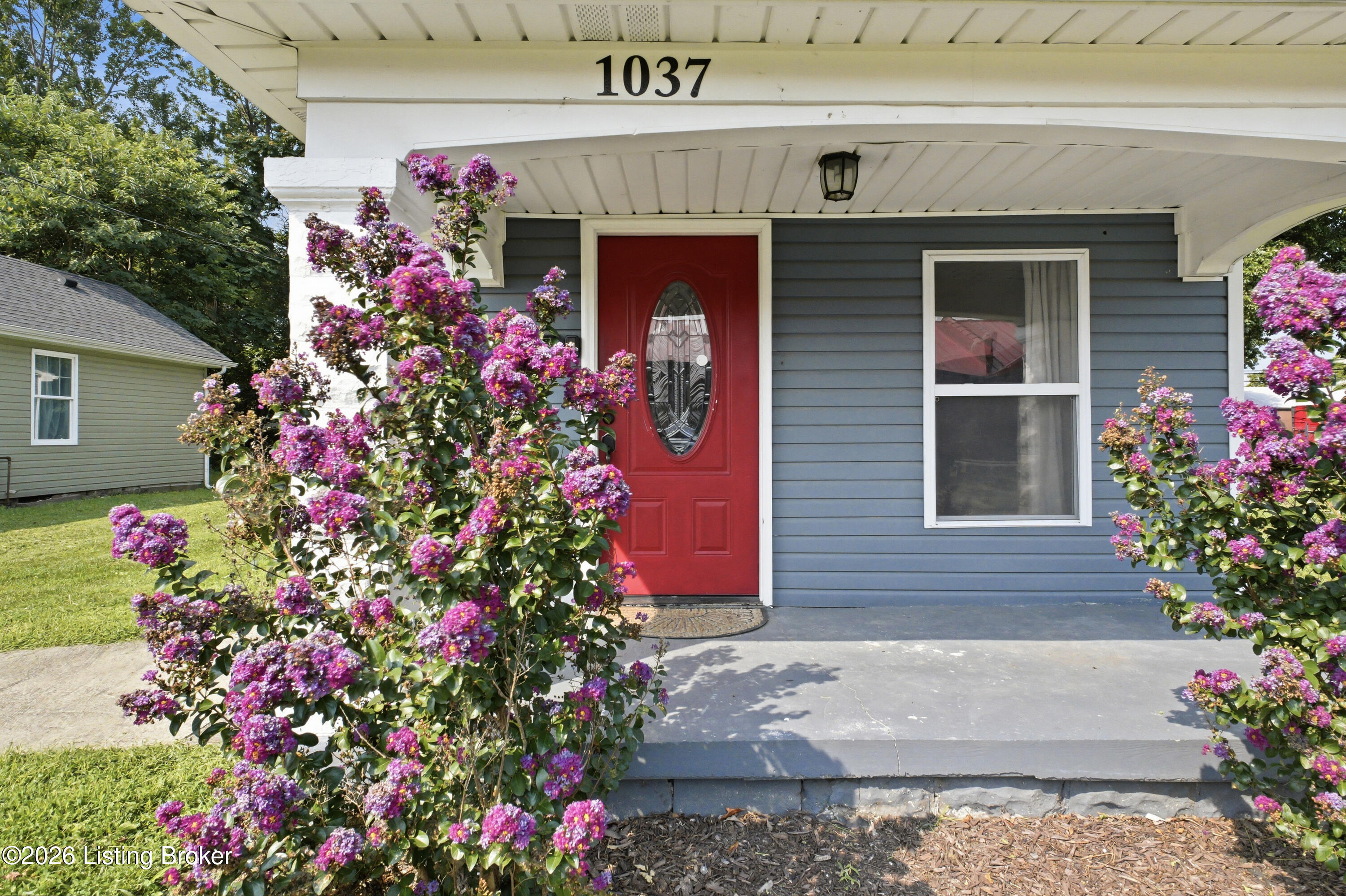 1037 Watt St Property Photo 4