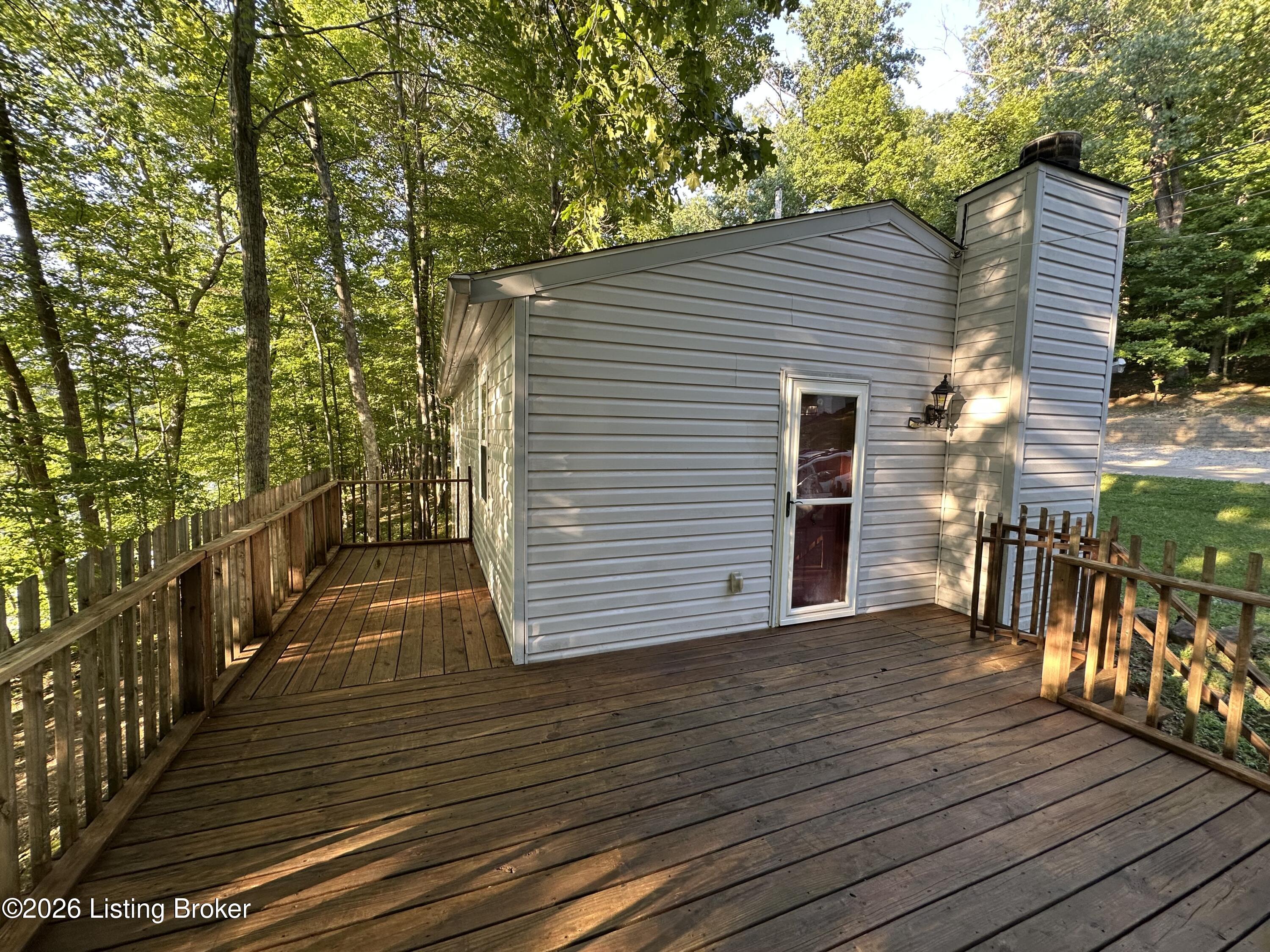 621 Woodhaven Ln Property Photo 3