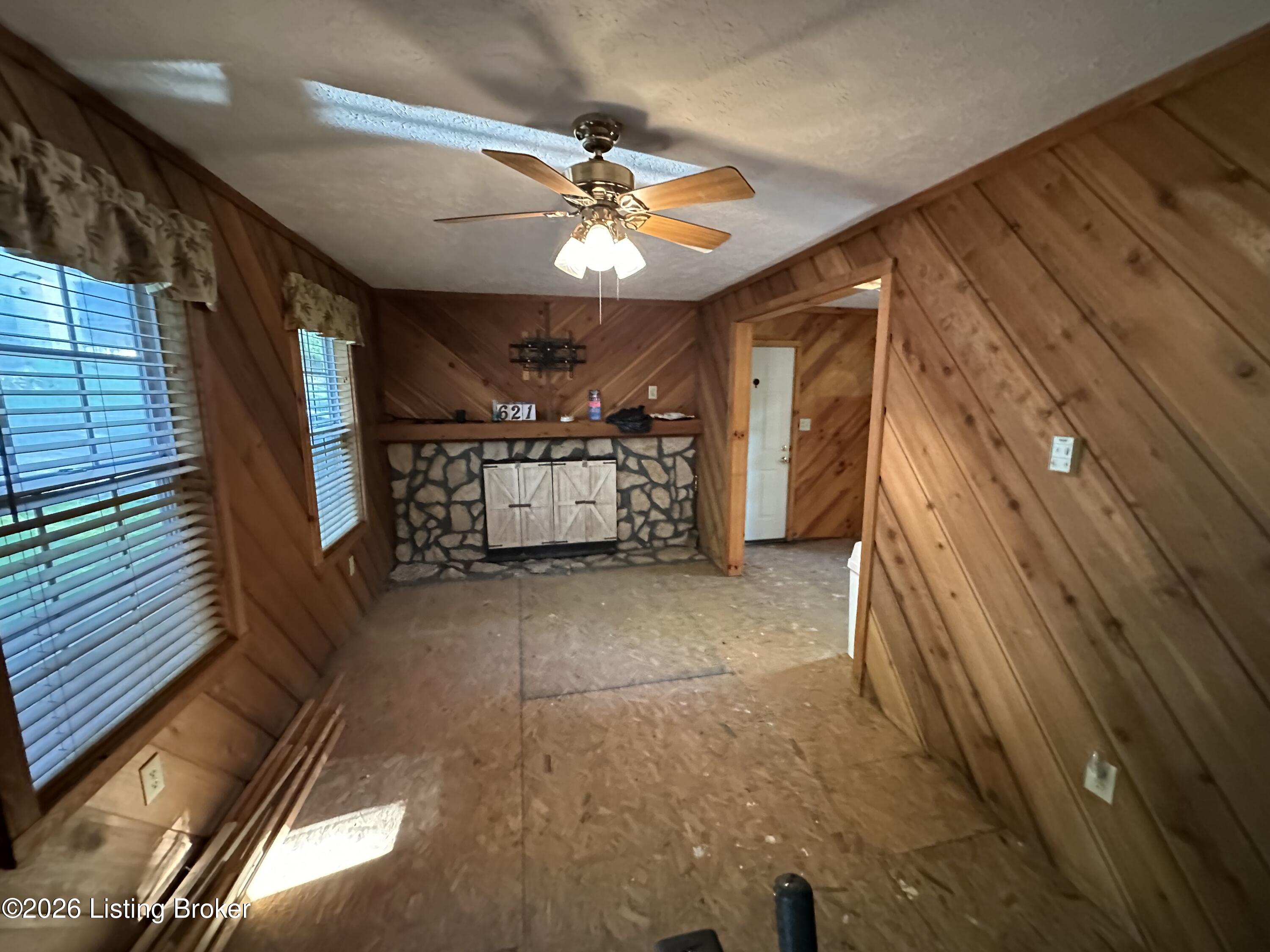 621 Woodhaven Ln Property Photo 5