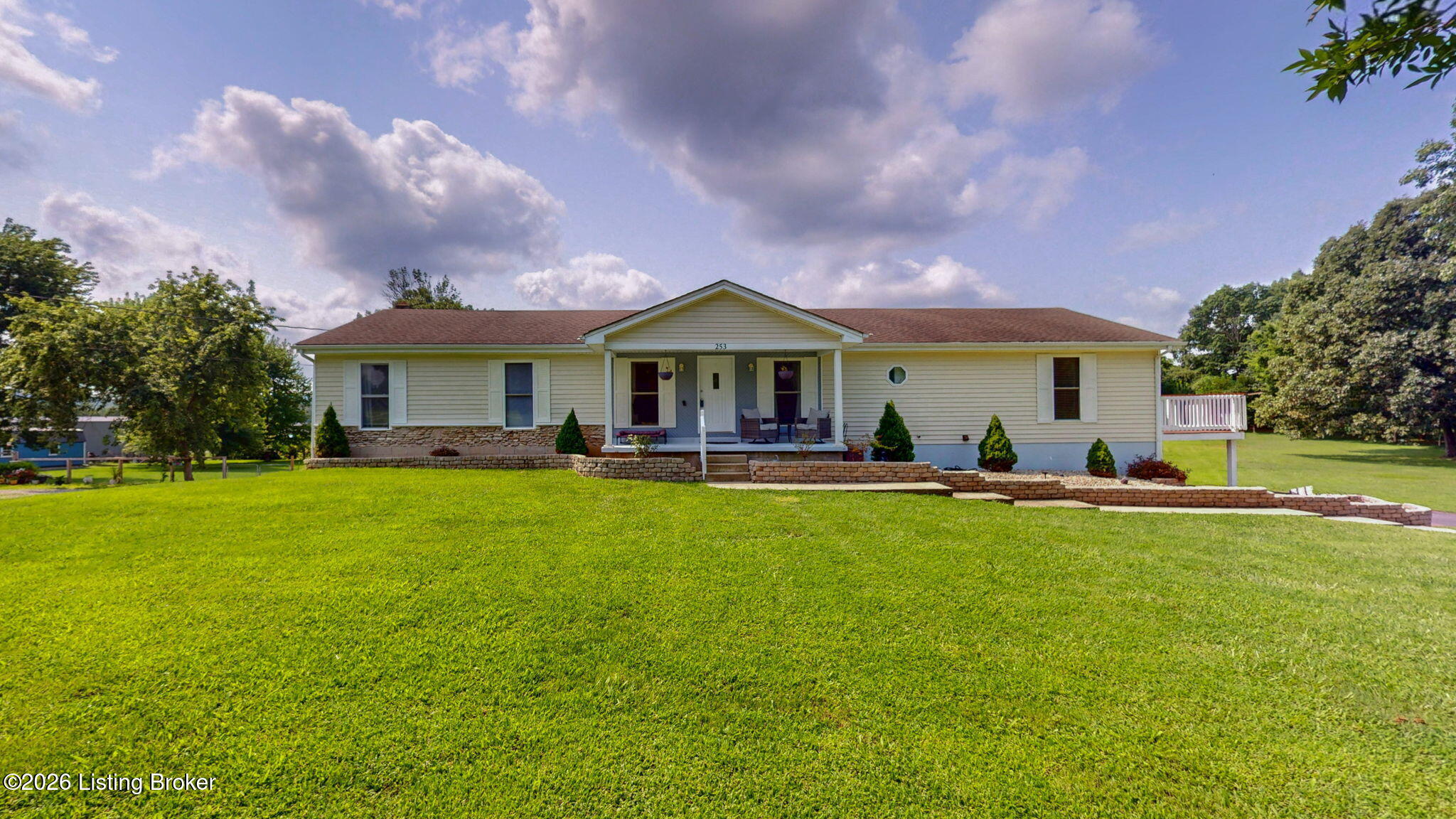 253 Country Manor Ln Property Photo 1
