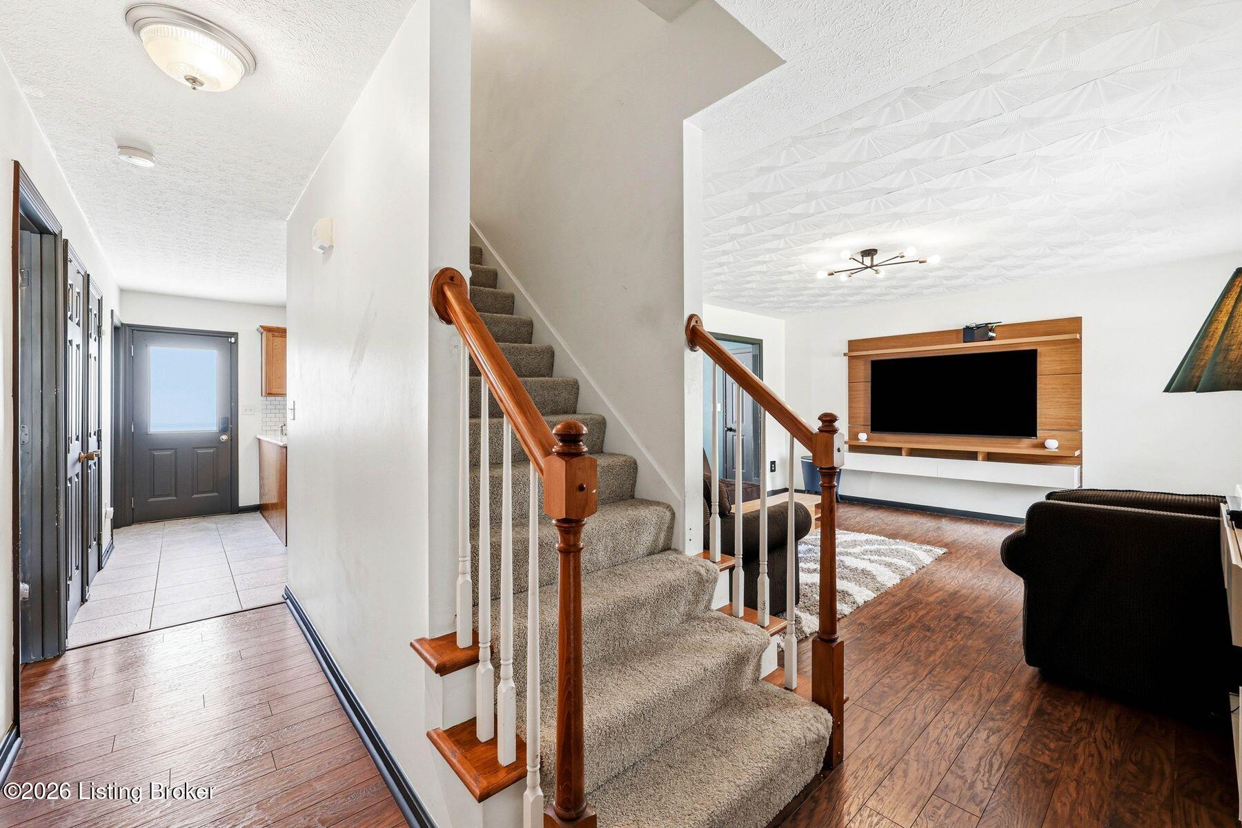 6627 Sun Ray Dr Property Photo 3