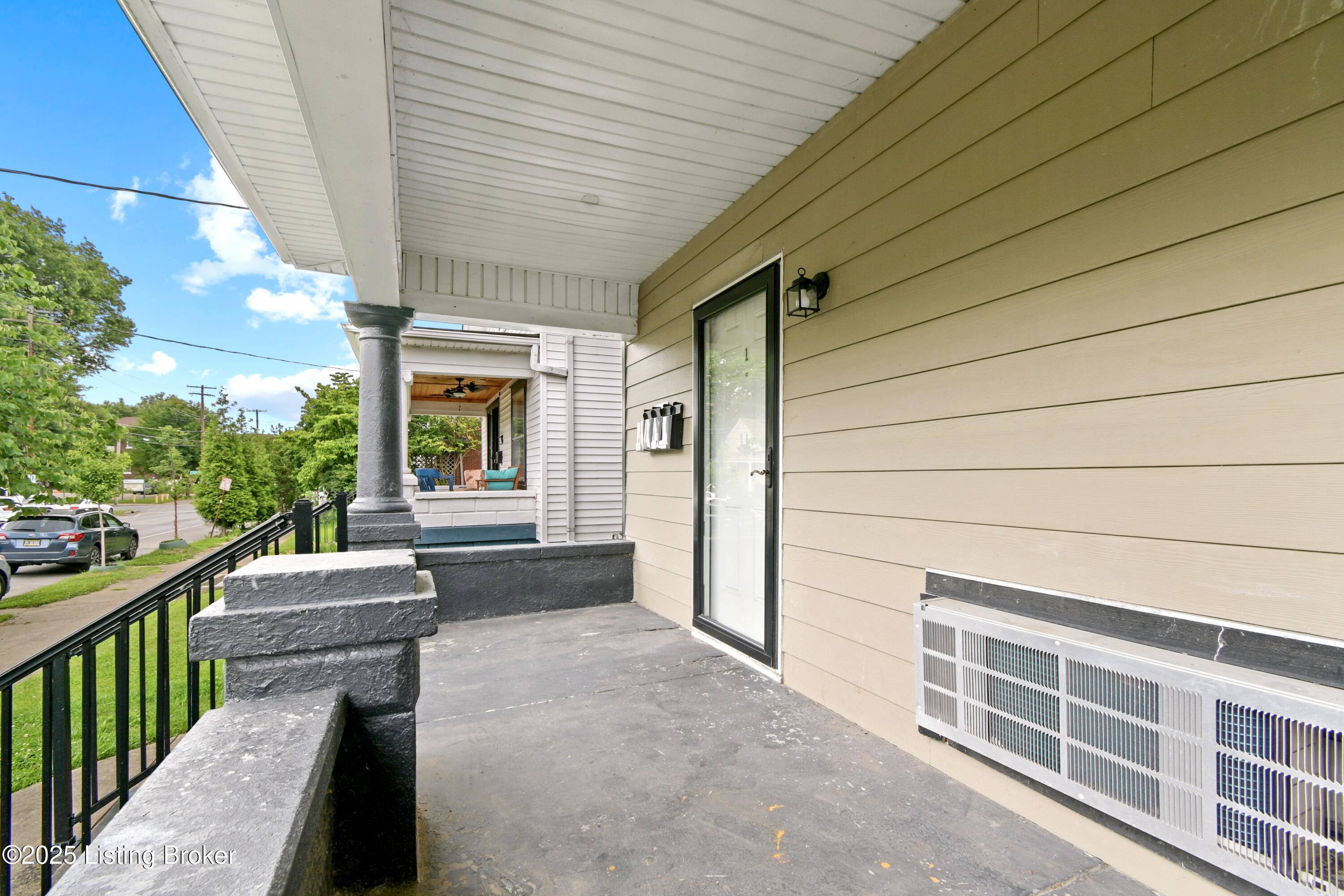 628 E Oak St Property Photo 1